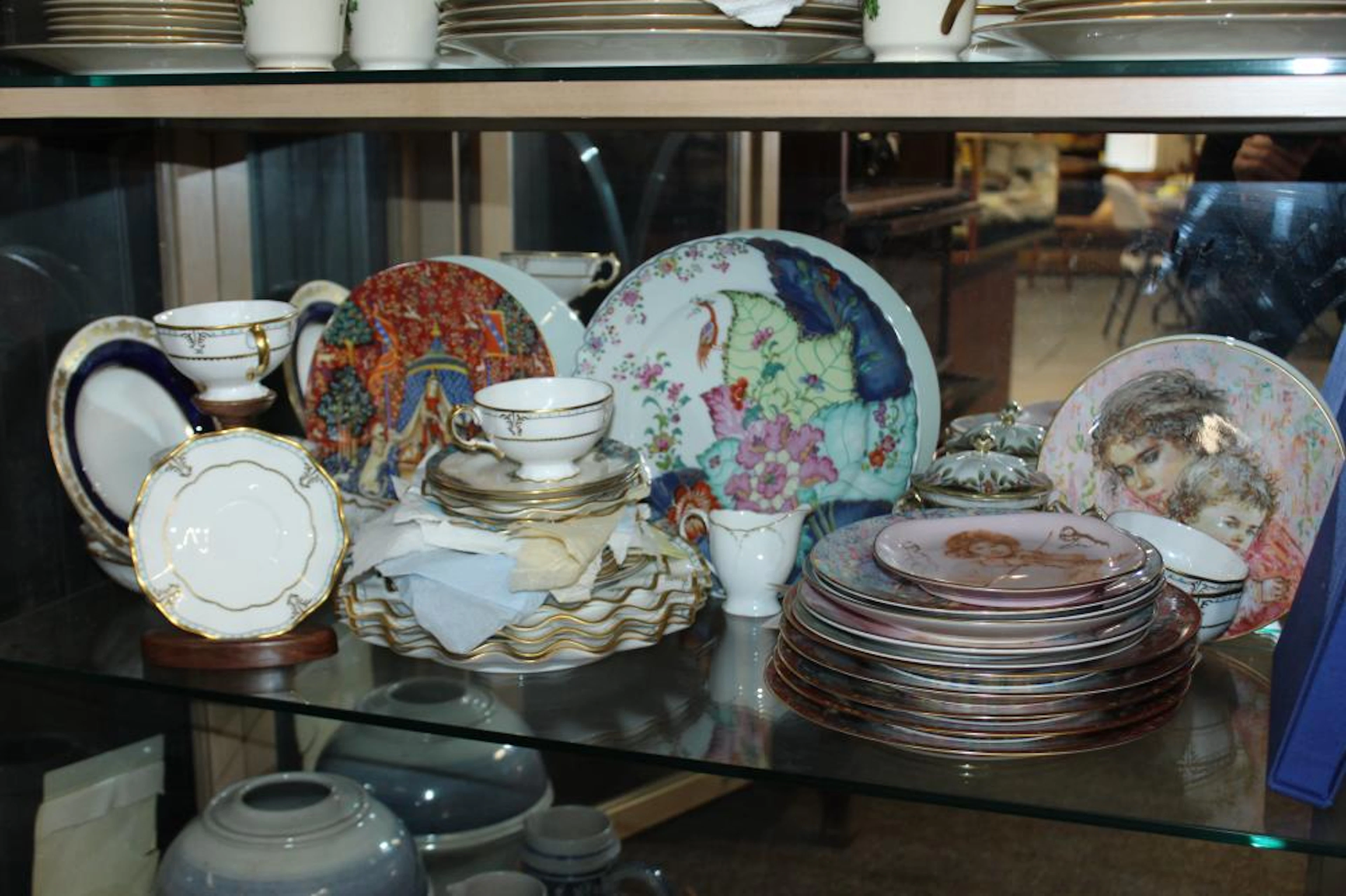 Plates; La dame 'ala licorne, Edna Hibel,