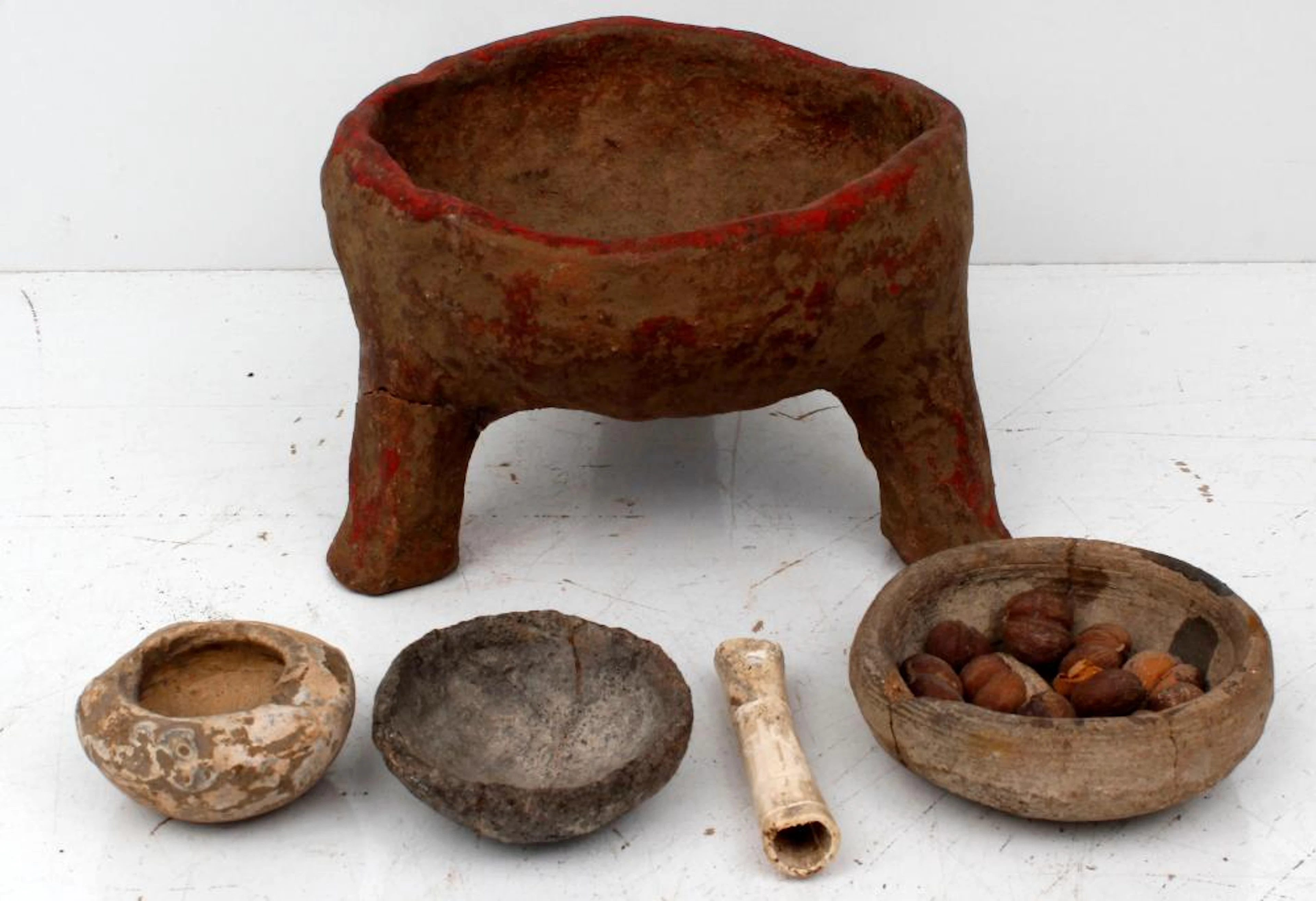 PRECOLUMBIAN TERRACOTTA TRIPOD VESSEL 600-800 CE
