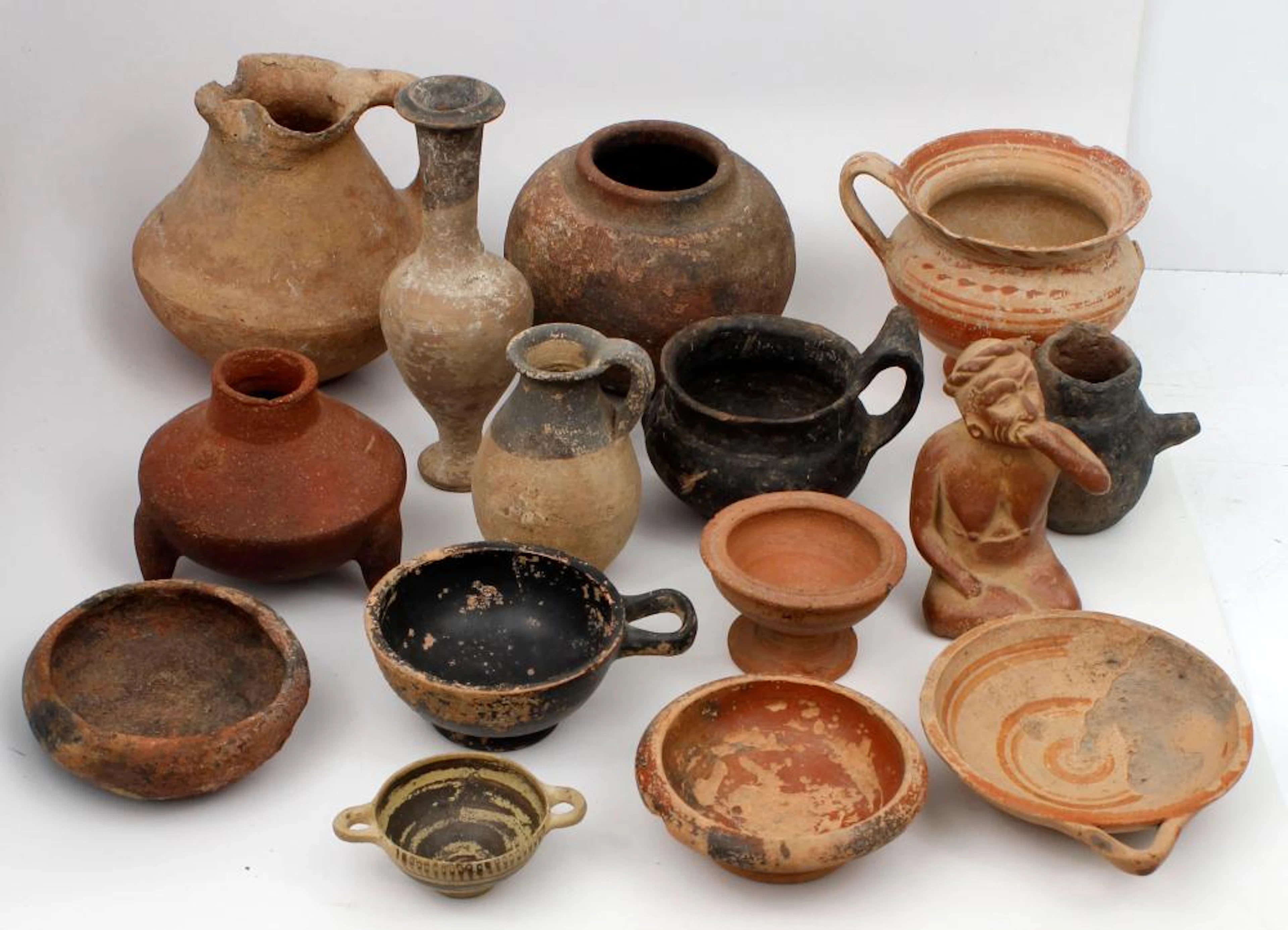 DEALERS LOT OF ANCIENT AND PRE COLUMBIAN POTTERY