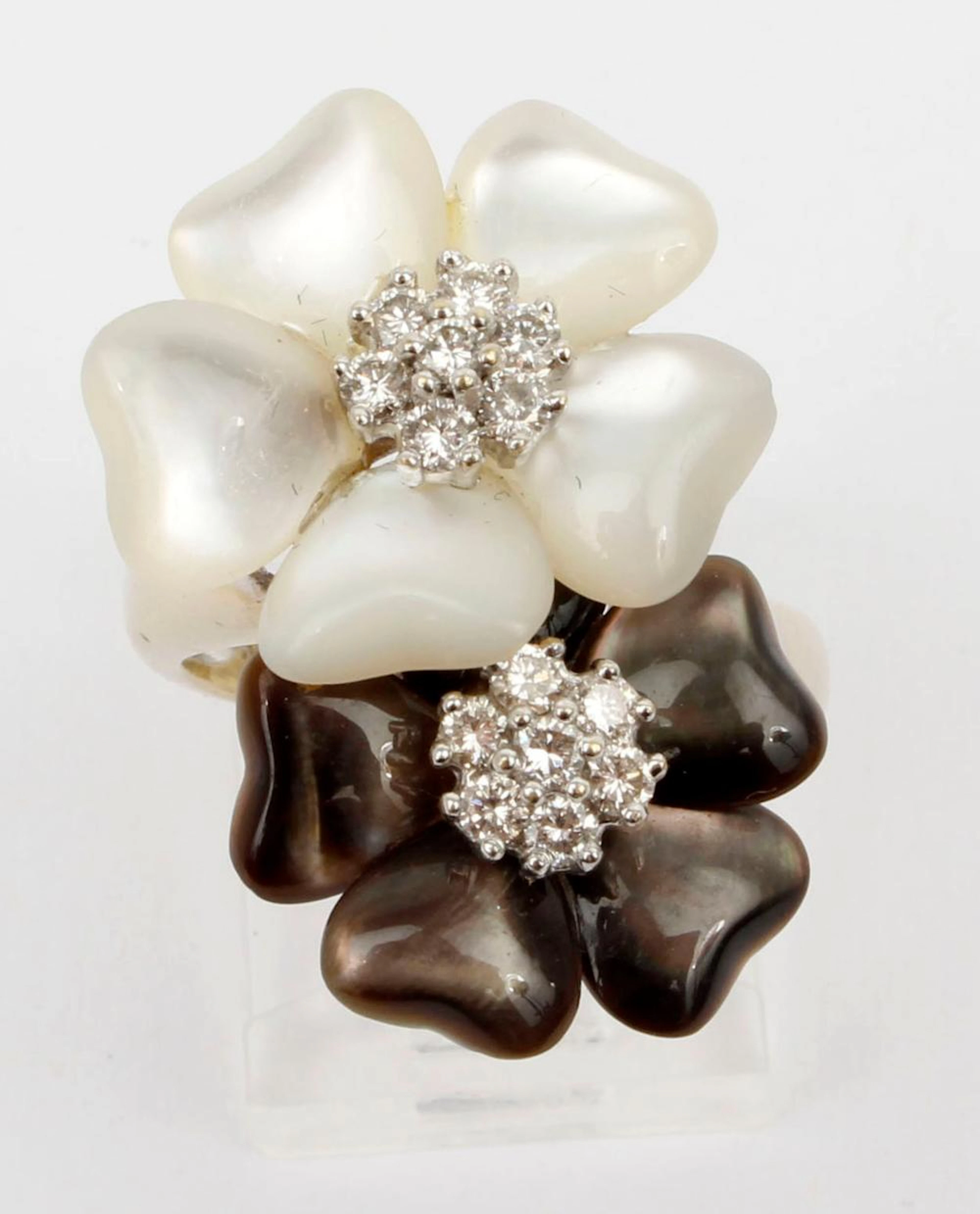 18K YELLOW GOLD FLOWER RING MOTHER OF PEARL