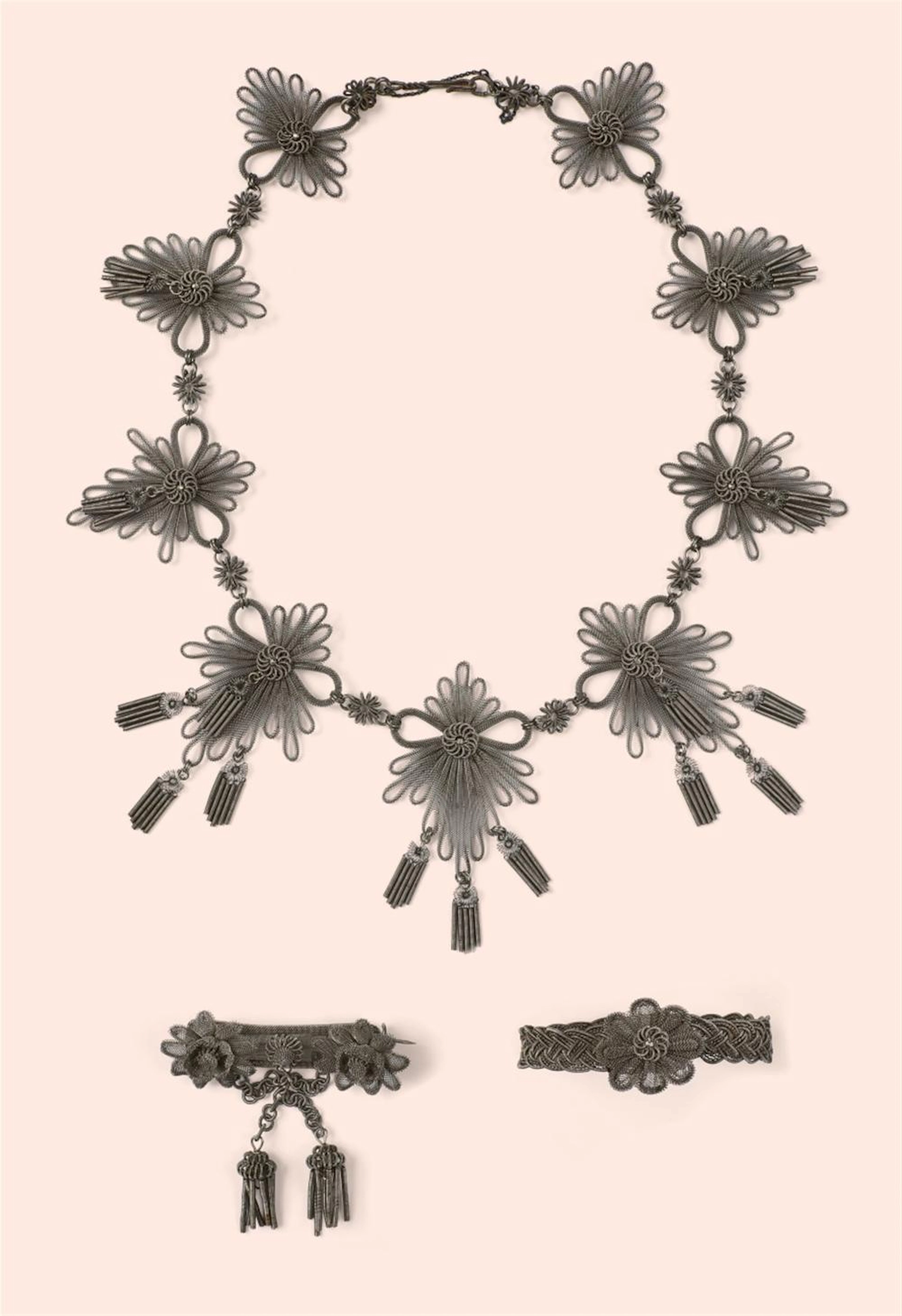 A steel wire demi-parure