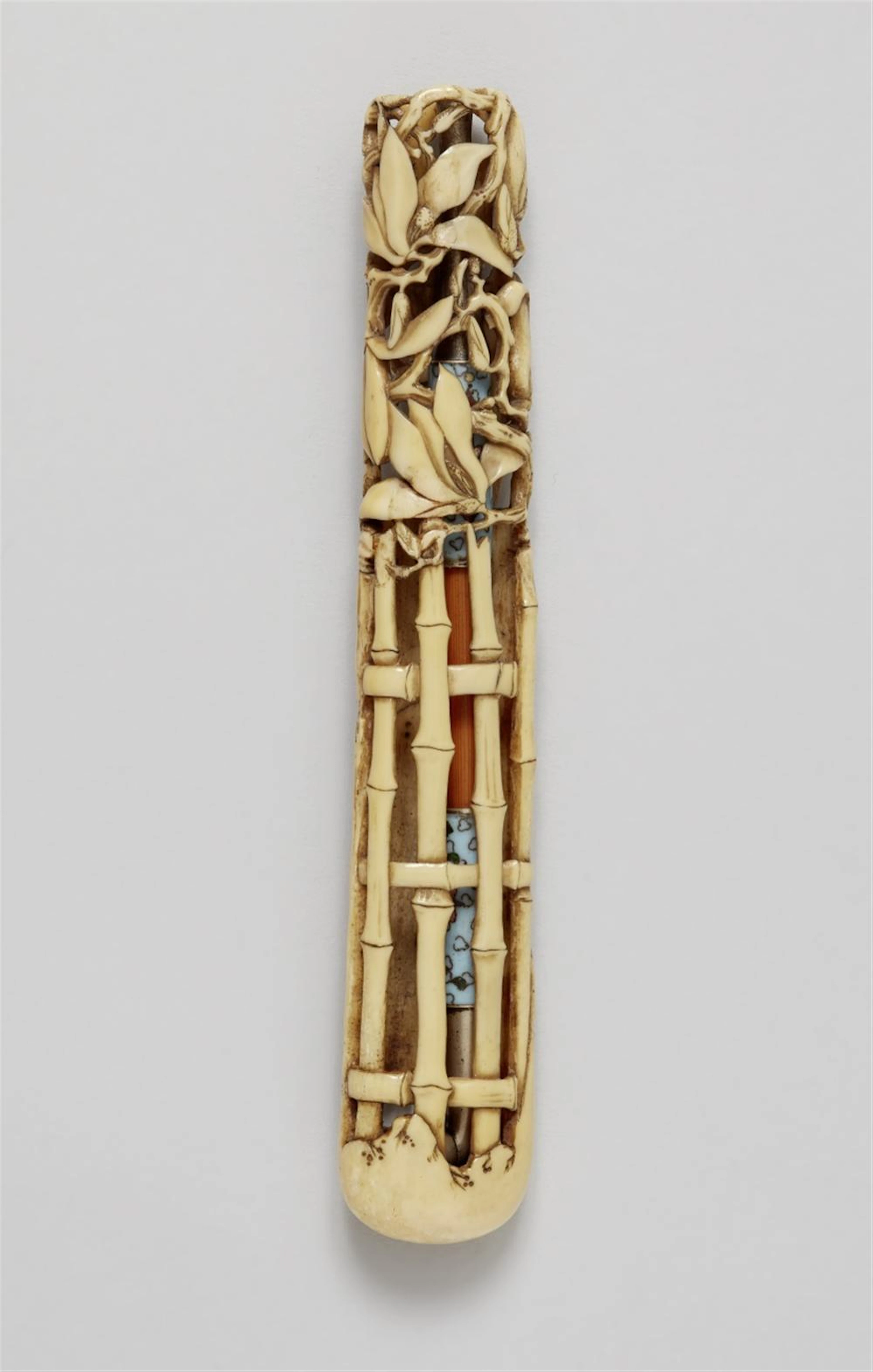 A walrus-tusk kiseruzutsu. 19th century