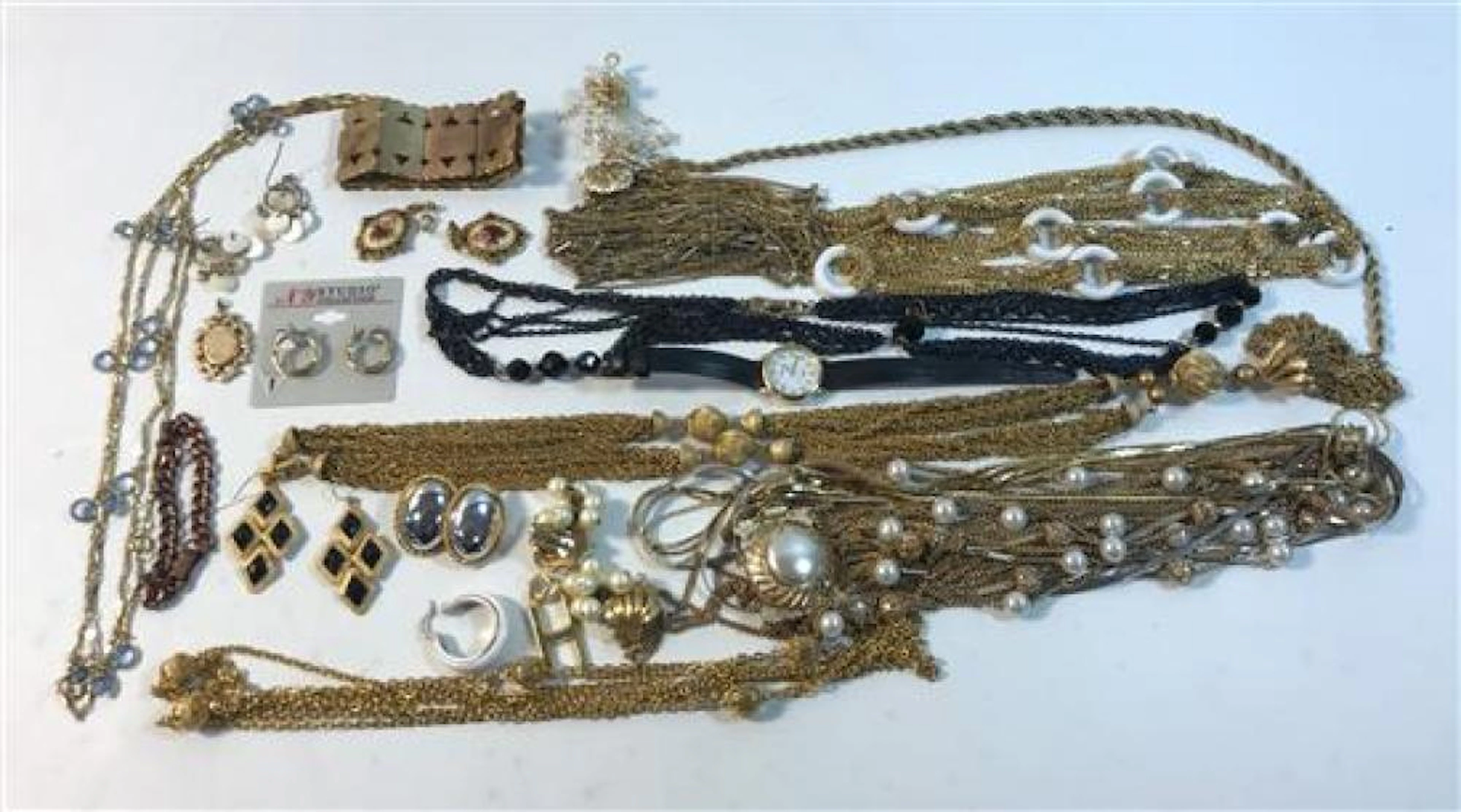 GOLD TONE FASHION JEWELRY AND ACCESSORIES LOT