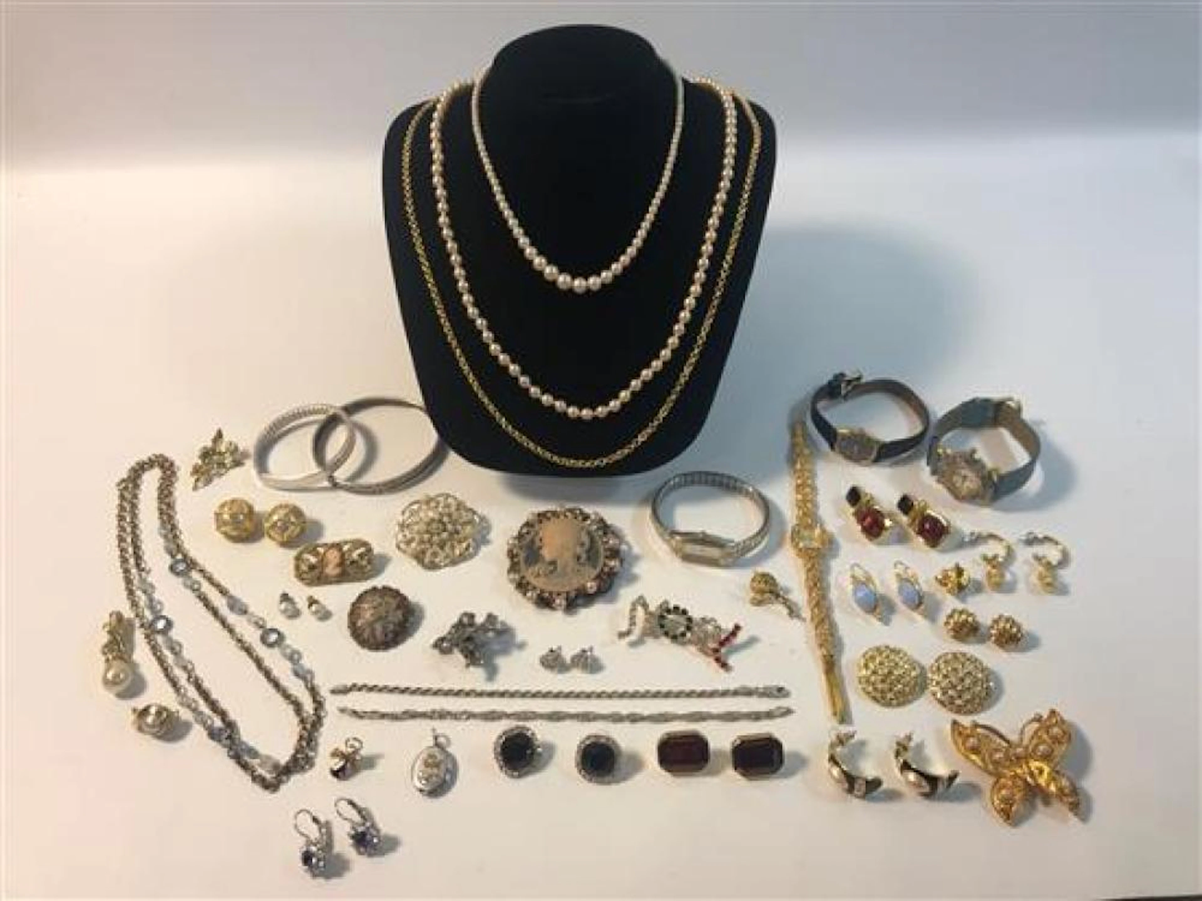 FASHION JEWELRY AND ACCESSORIES LOT