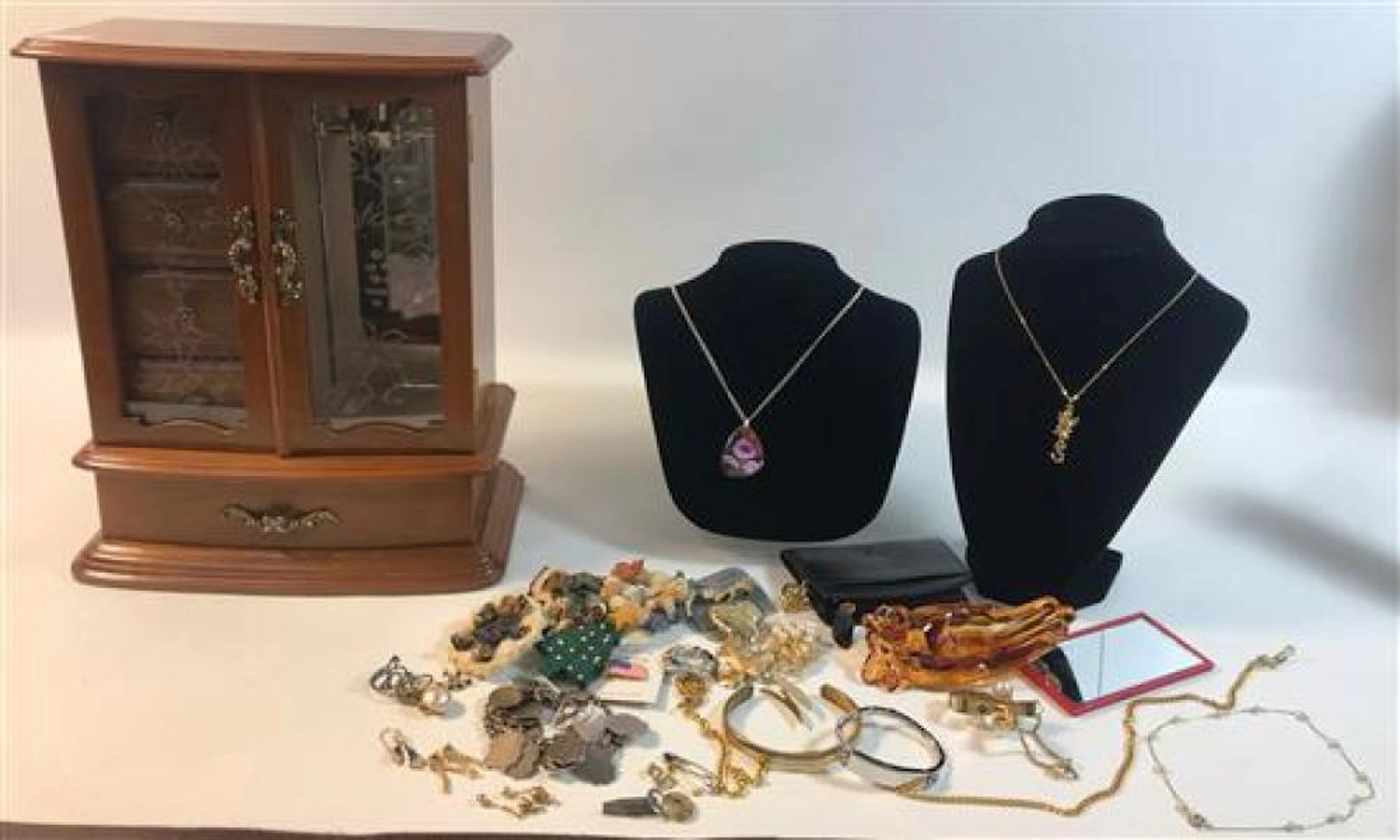 JEWELRY BOX W/CONTENTS