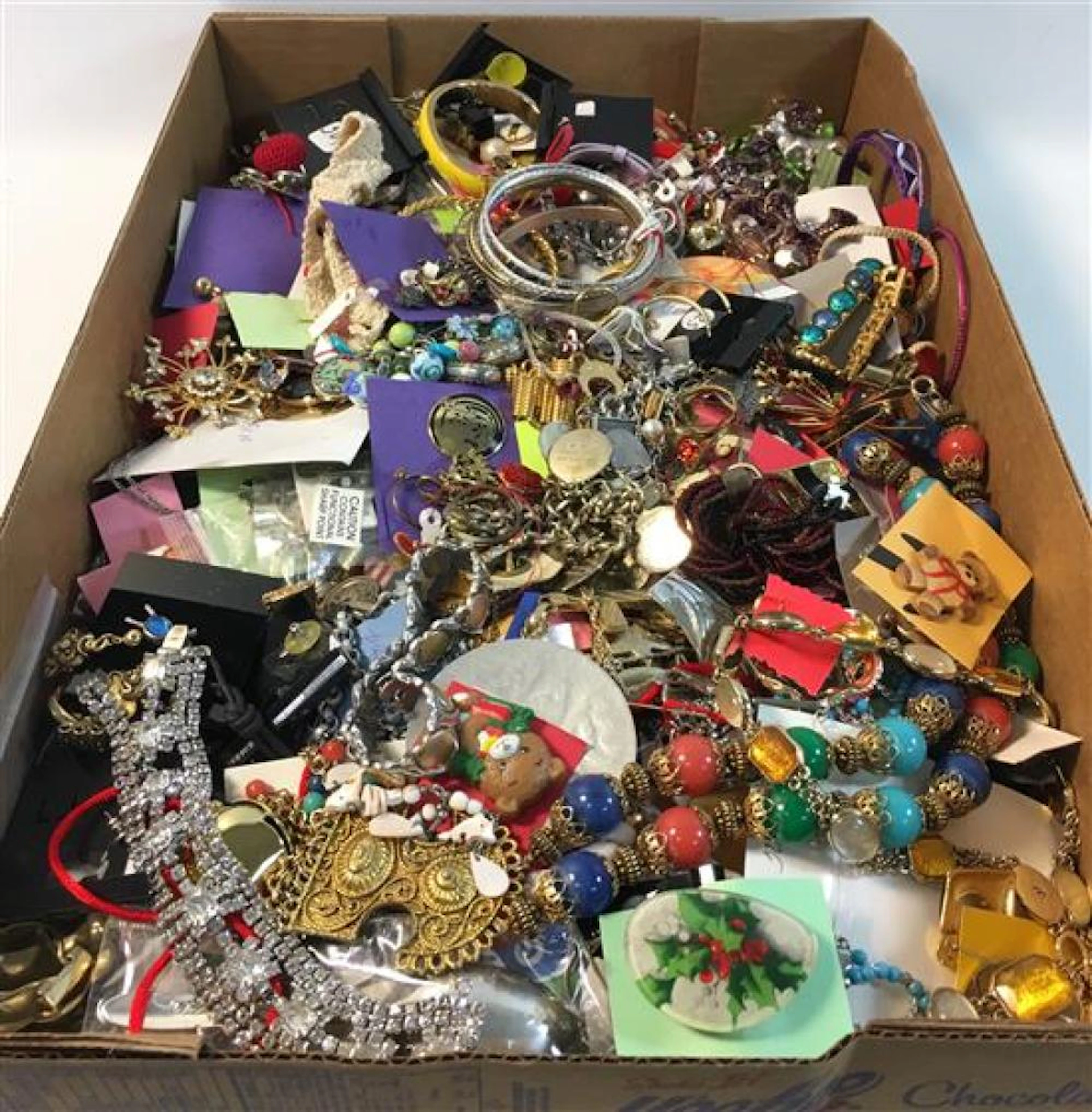 LOT ASSORTED COSTUME AND FASHION JEWELRY PIECES
