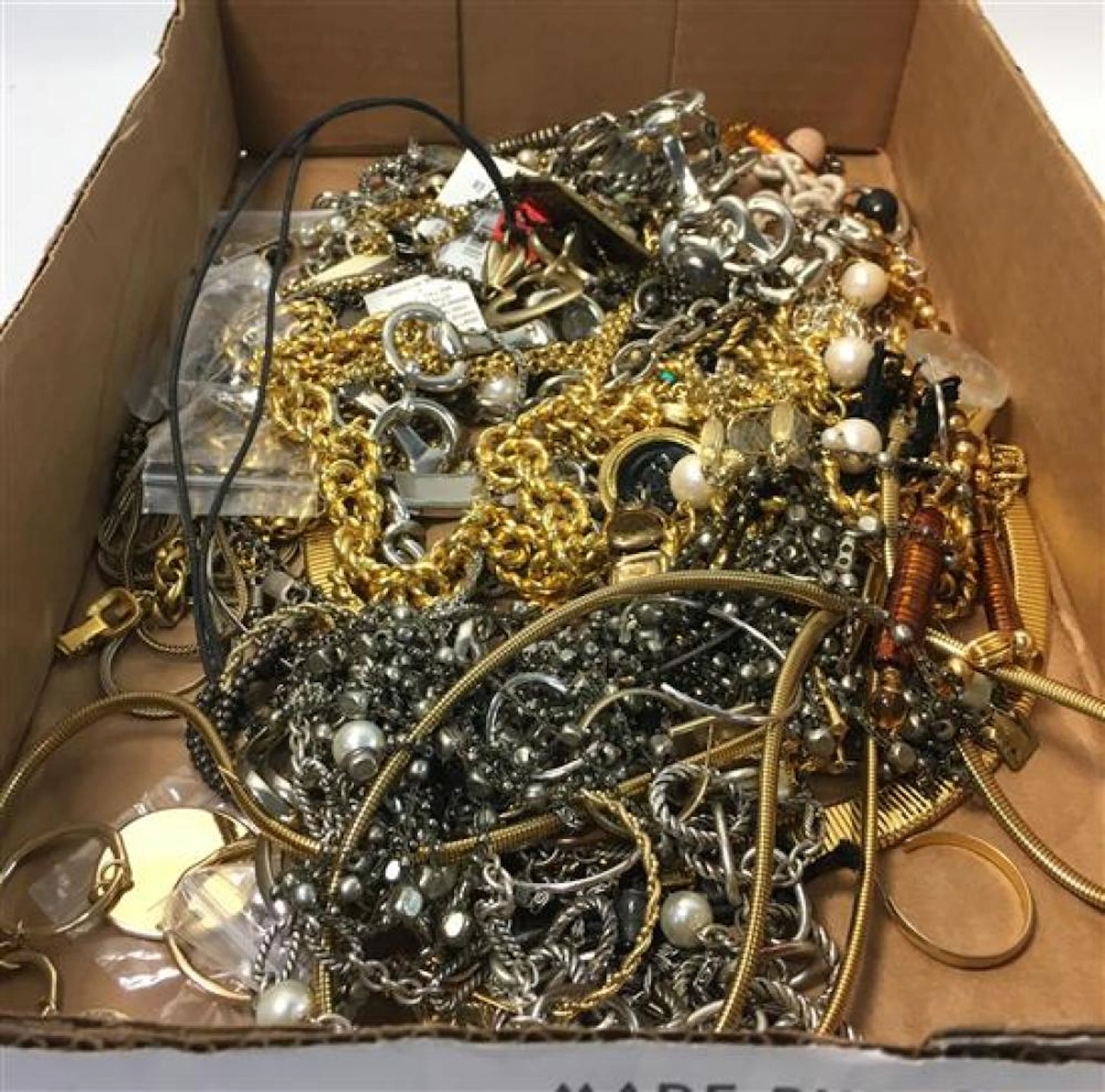 LOT ASSORTED GOLD AND SILVER TONE METAL FASHION JEWELRY