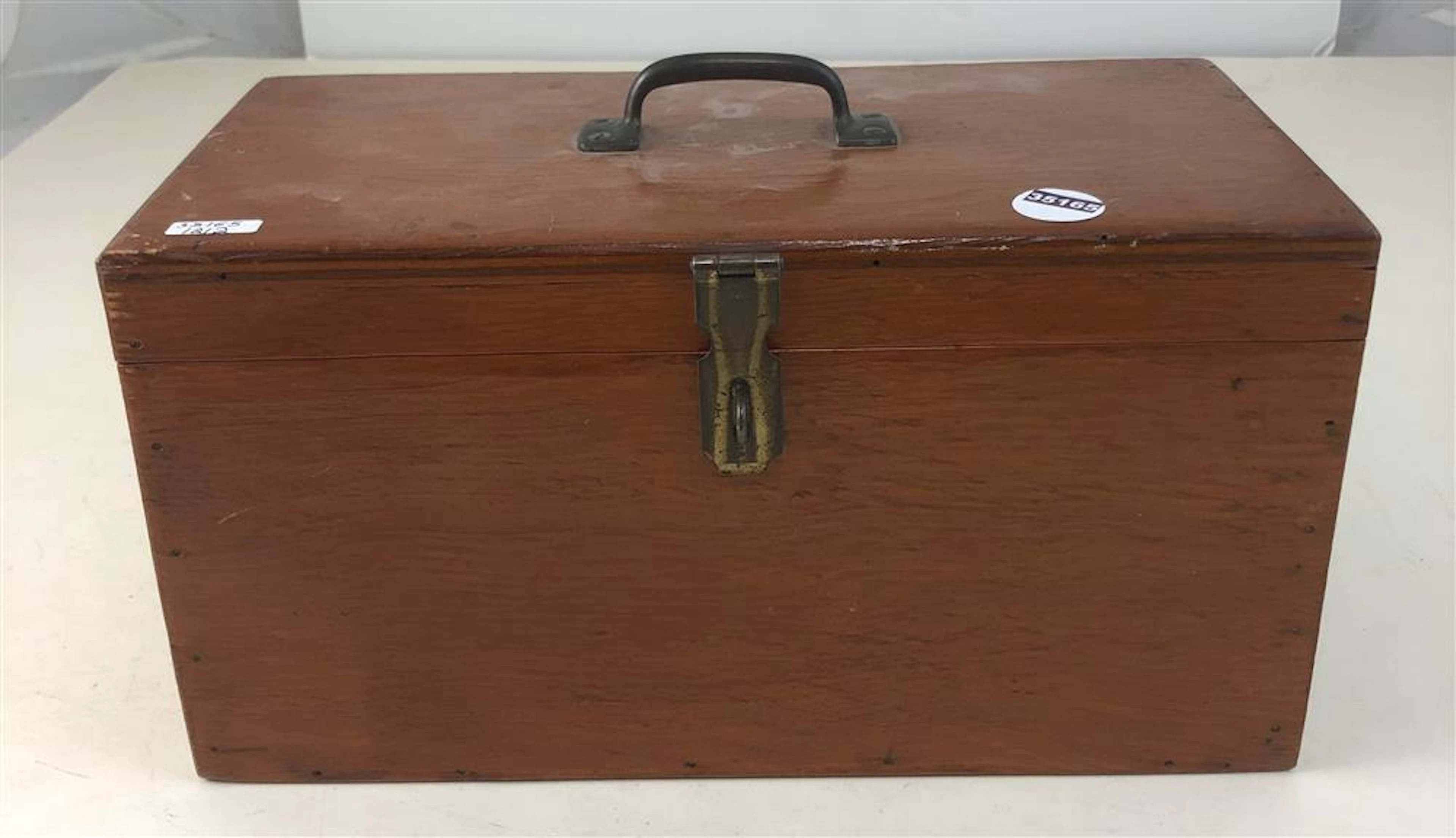 MISCELLANEOUS ACCESSORIES IN WOODEN BOX