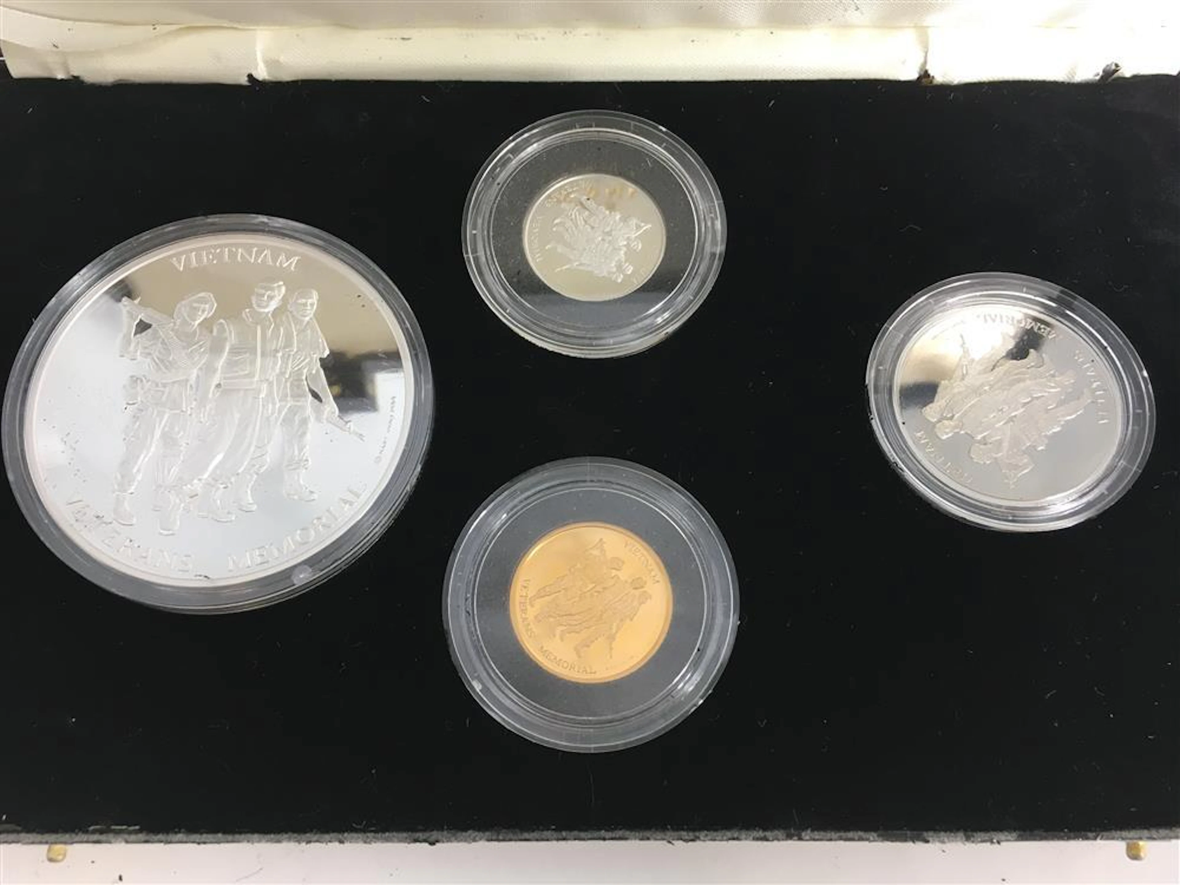 VIETNAM VETERAN'S MEMORIAL MEDAL SET