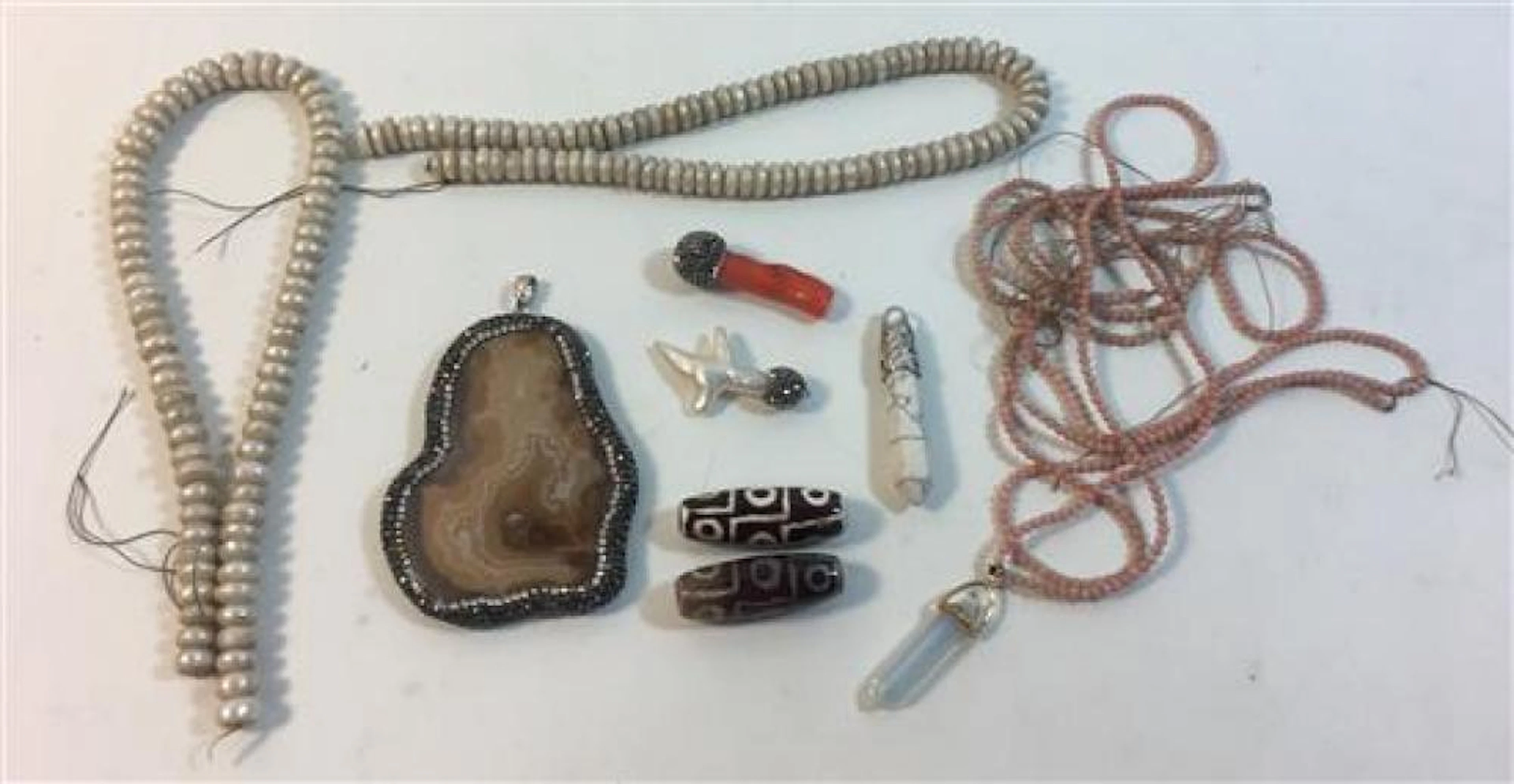MISCELLANEOUS COSTUME AND FASHION JEWELRY PIECES