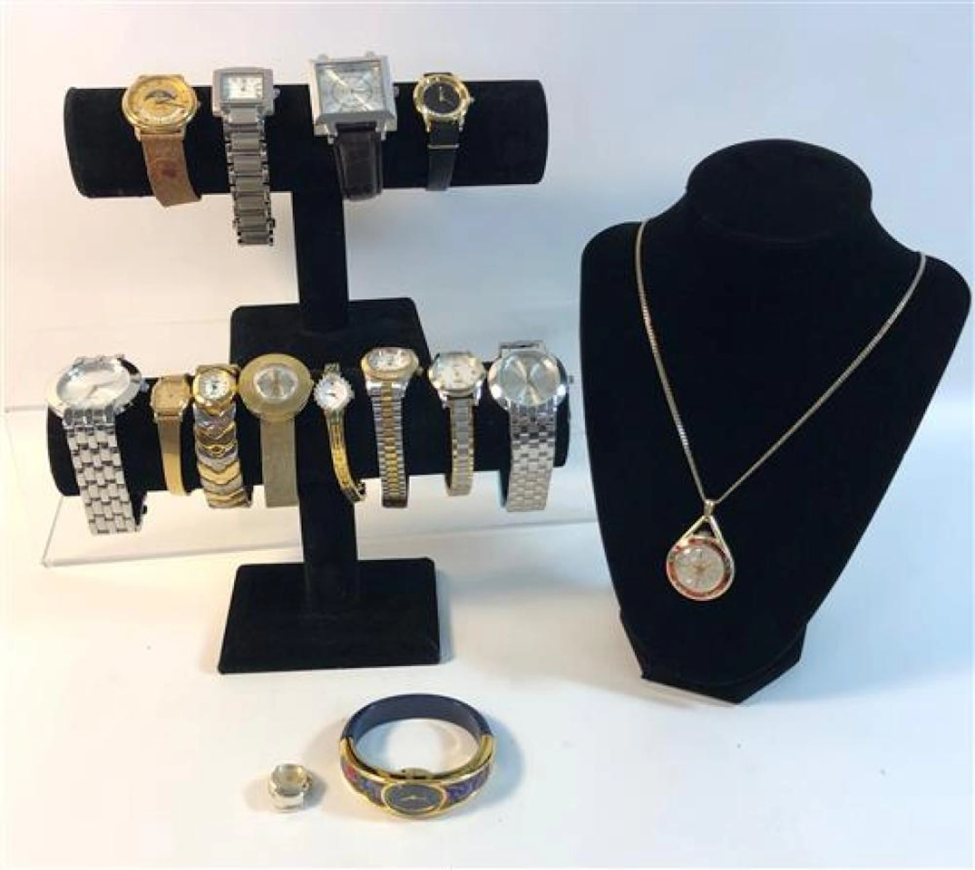 BOX LOT ASSORTED FASHION WATCHES ~ VARIOUS STYES W/ PIECES FROM PULSAR, TIMEX, SEIKO & GIGANDET, LOT ALSO INCLUDES GUCCI STYLE WRIST...