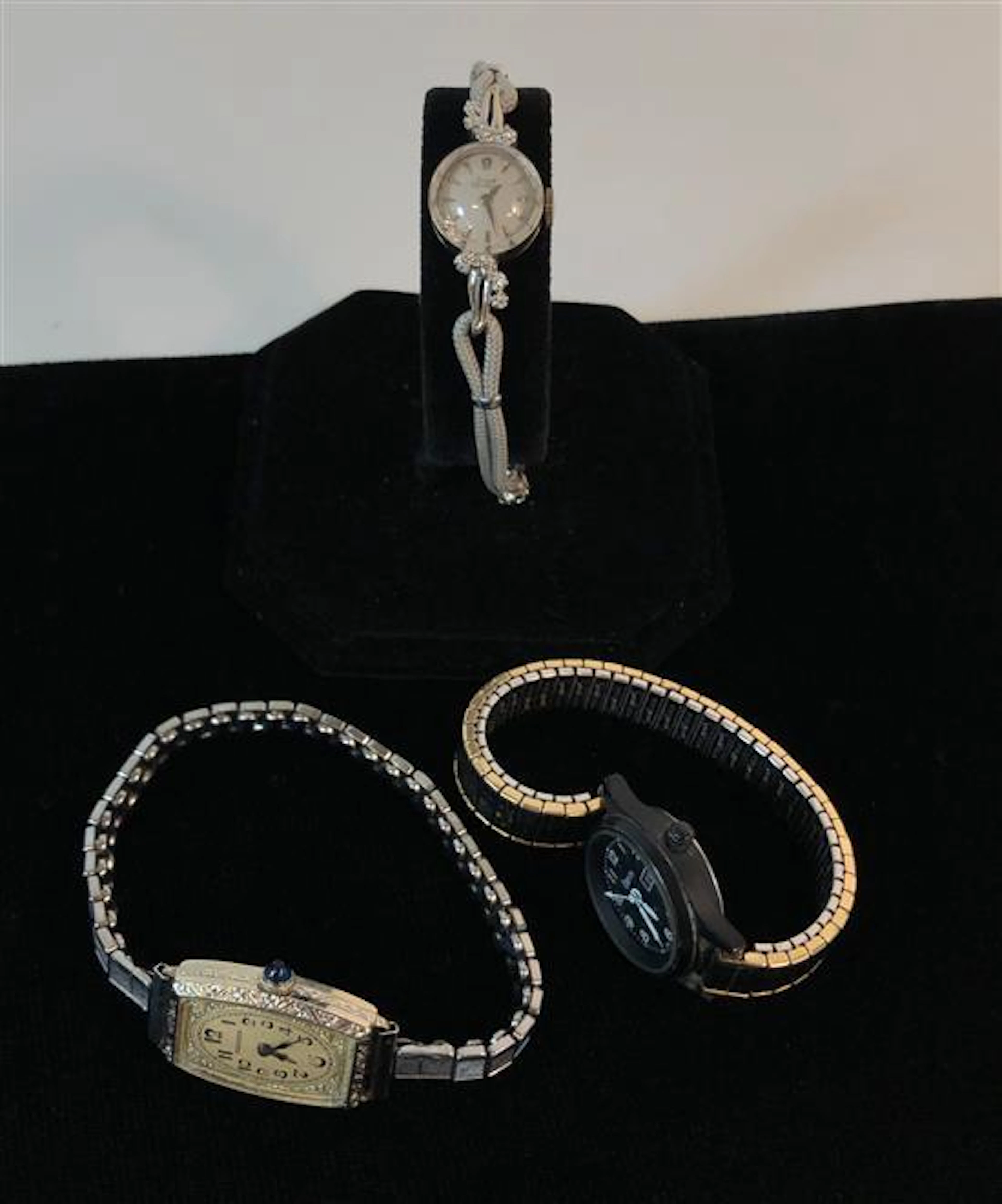 LOT OF THREE WRIST WATCHES INCLUDING: ORVIS WATER RESISTANT WATCH WITH BLACK FACE AND TAPERED WHITE HANDS, A GIRARD PERREGAUX WATCH...