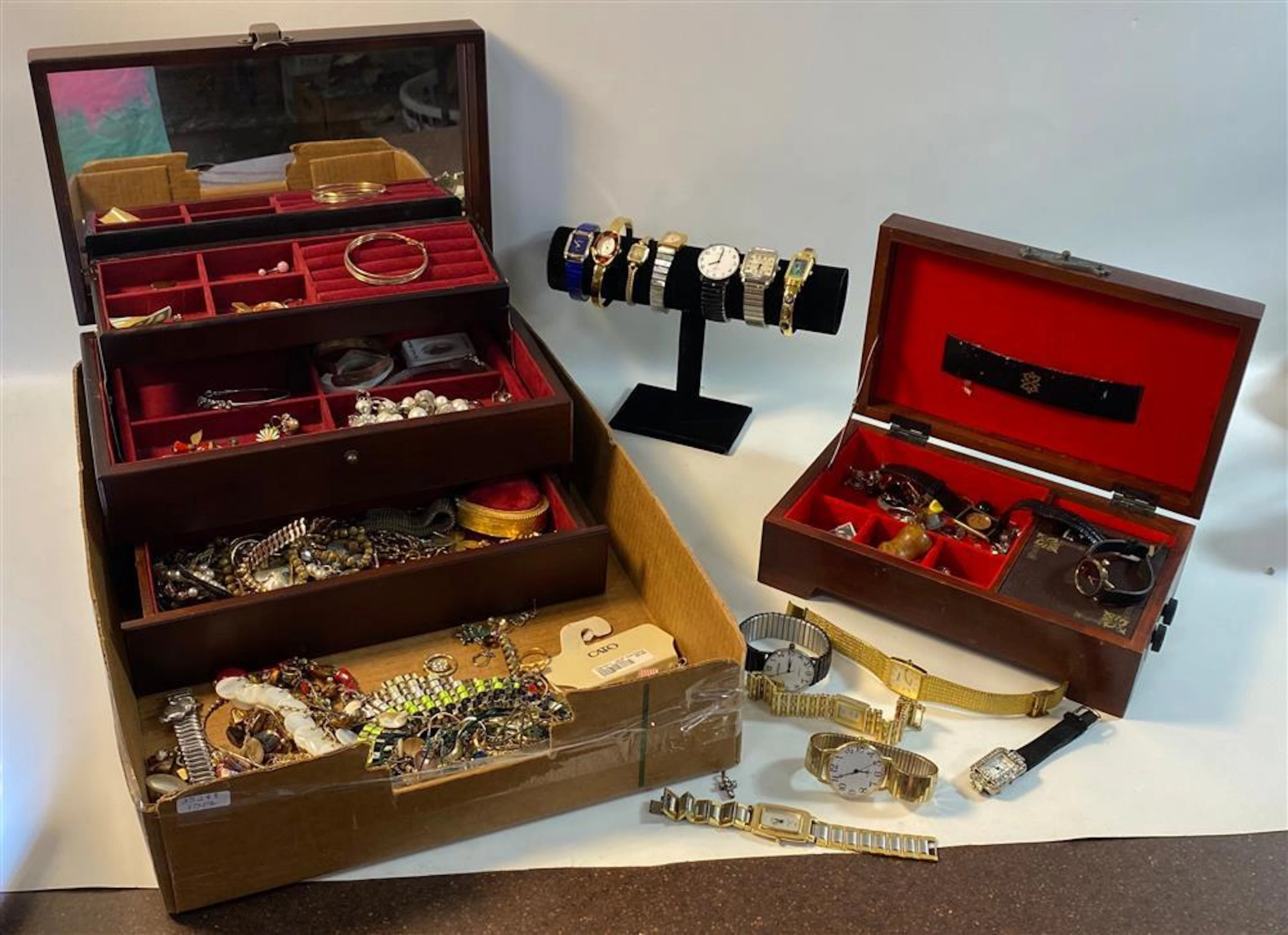 LOT OF ASSORTED JEWELRY AND ACCESSORIES IN JEWELRY BOXES