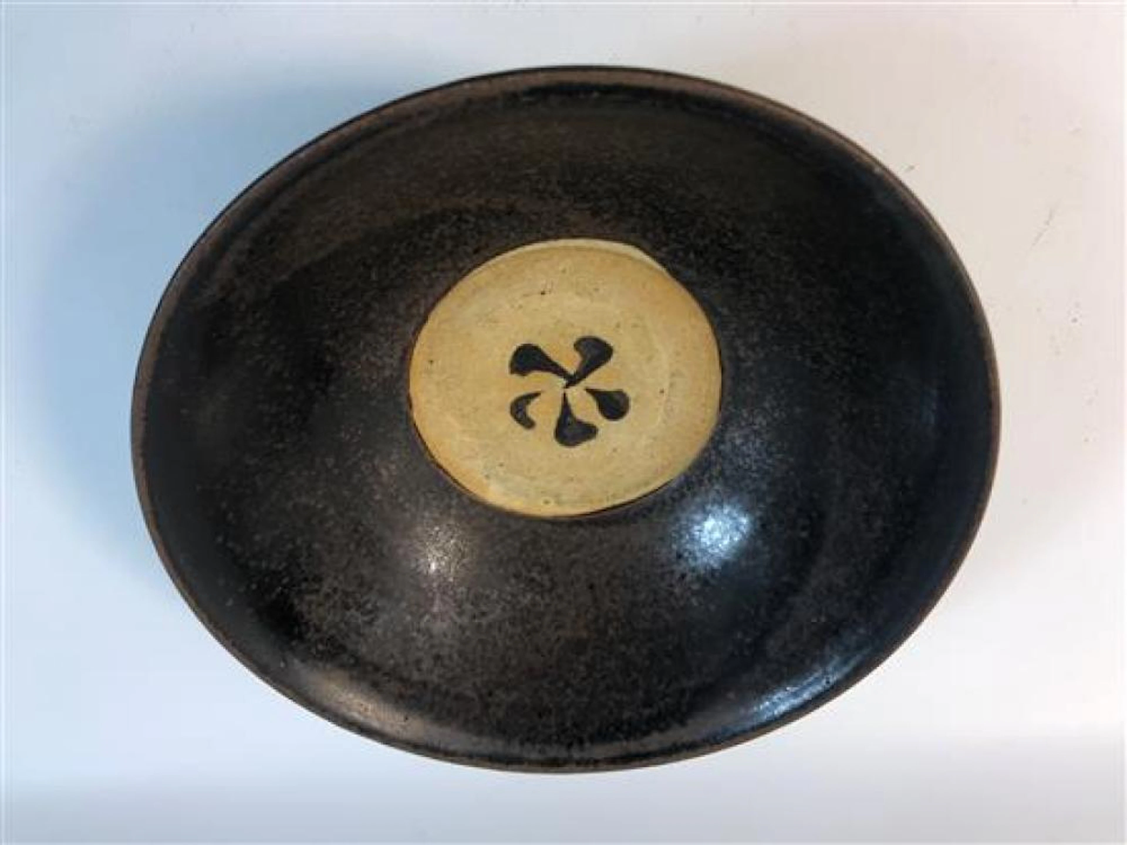 CHINESE BROWN GLAZED POTTERY BOWL WITH UNGLAZED MIDDLE AND BASE, 6¼" D. MIDDLE HAS GLAZE DESIGN AS SHOWN. FROM THE PERSONAL COLLECTI...