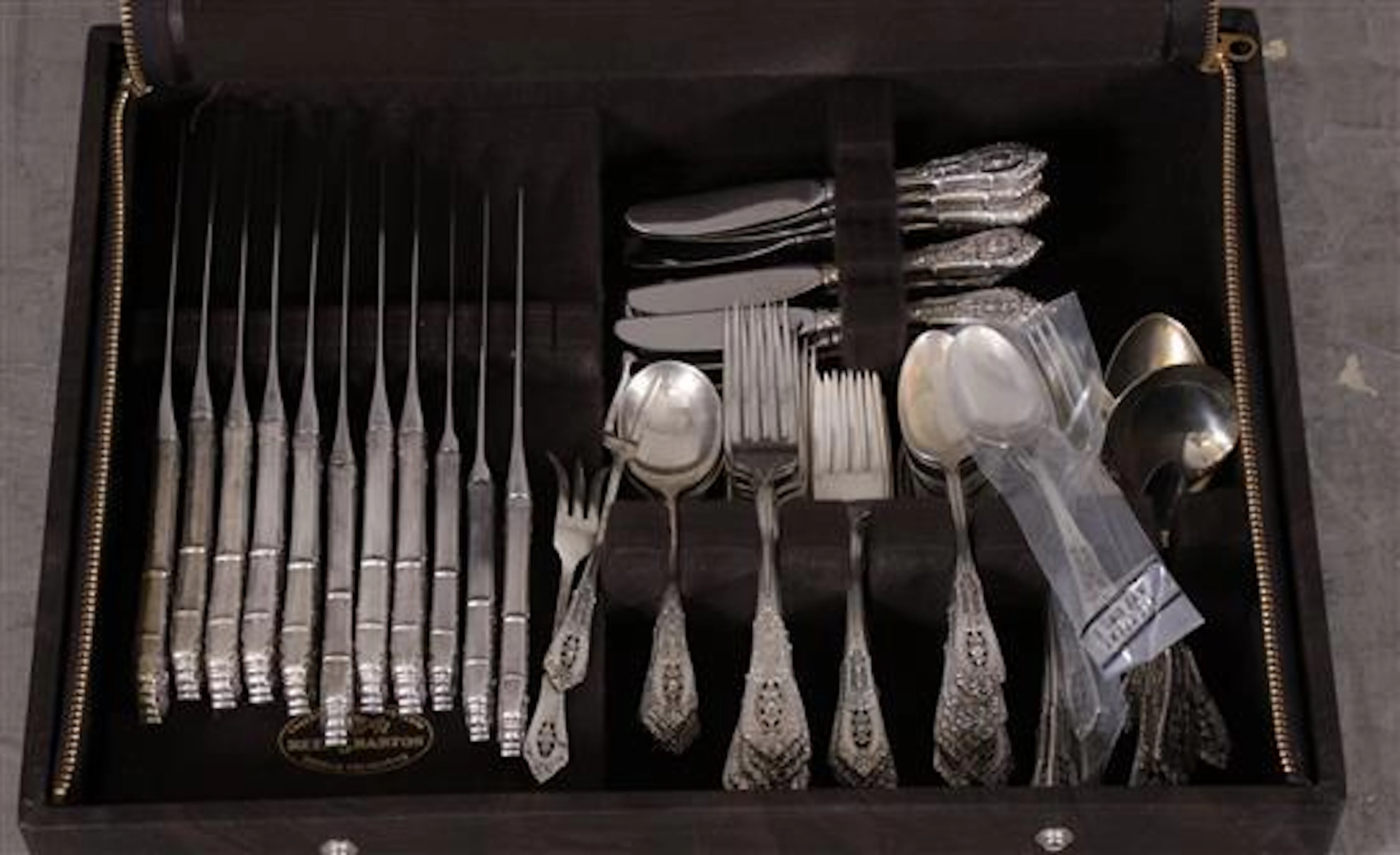 79 PIECES WALLACE STERLING SILVER FLATWARE SET "ROSEPOINT" 65.13 TROY