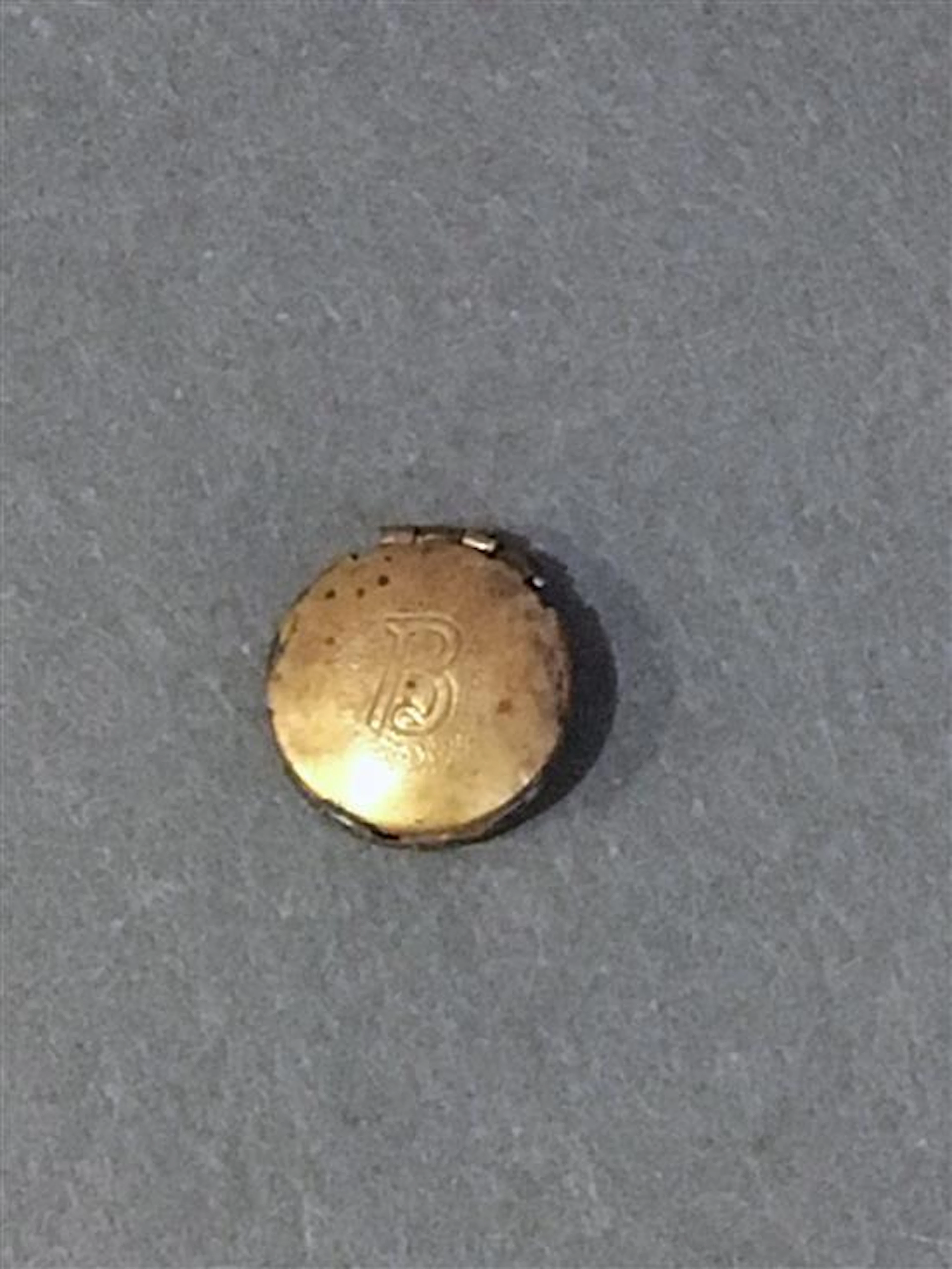 RARE BRASS COMPACT FOR ROMAN HOLIDAY. HARD-TO-FIND BARBIE ACCESSORY. ENGRAVED "B" ON TOP. HINGED COMPACT REVEALS MIRROR IN TOP.
