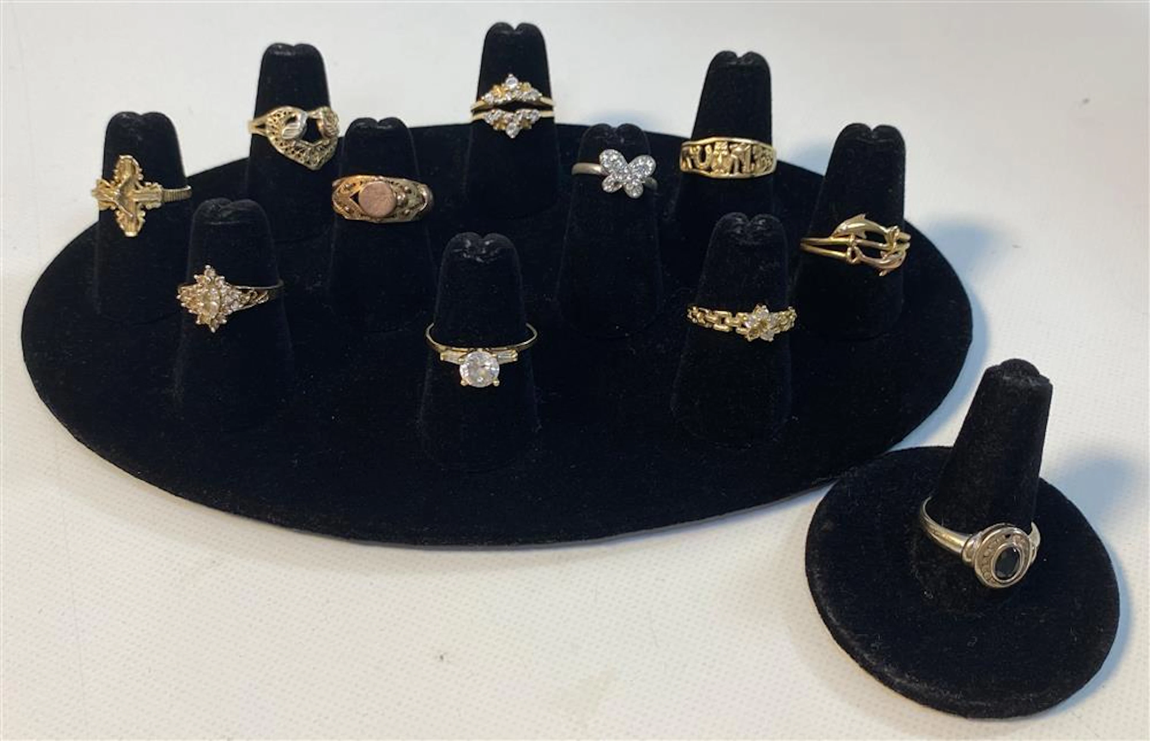 11 GOLD AND GOLD TONE FASHION RINGS