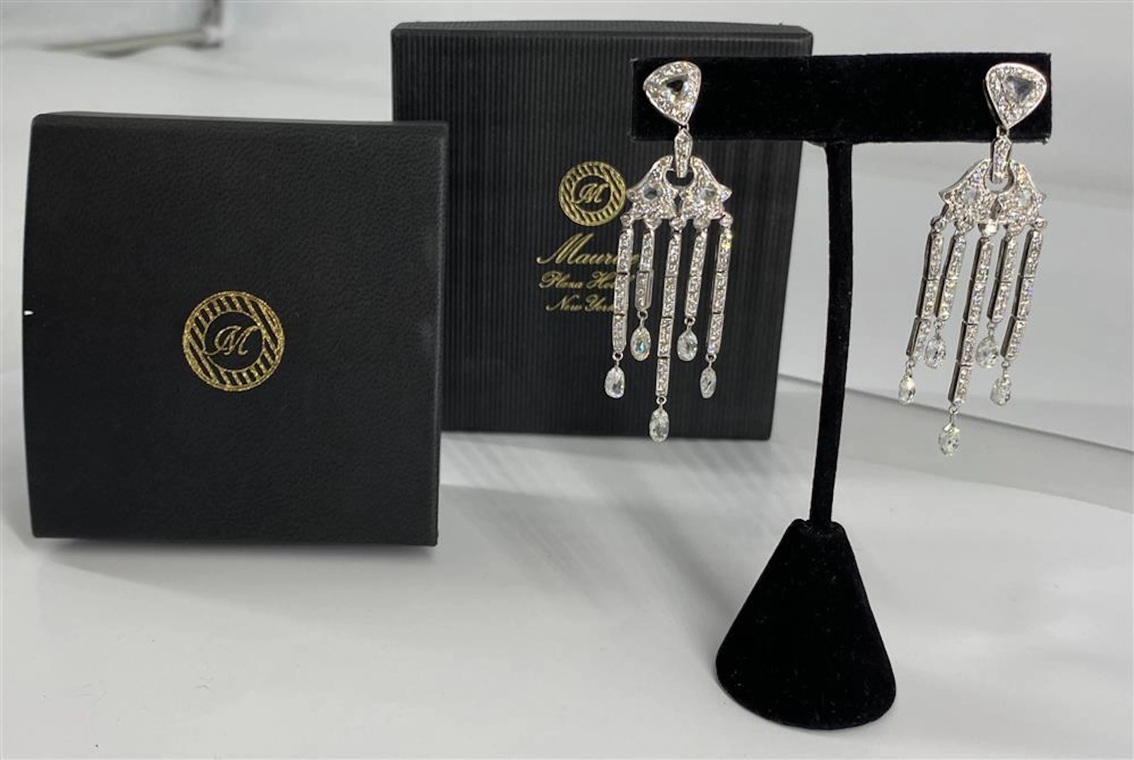 VINTAGE ELEGANT 18KT WHITE GOLD AND DIAMOND CHANDELIER EARRINGS