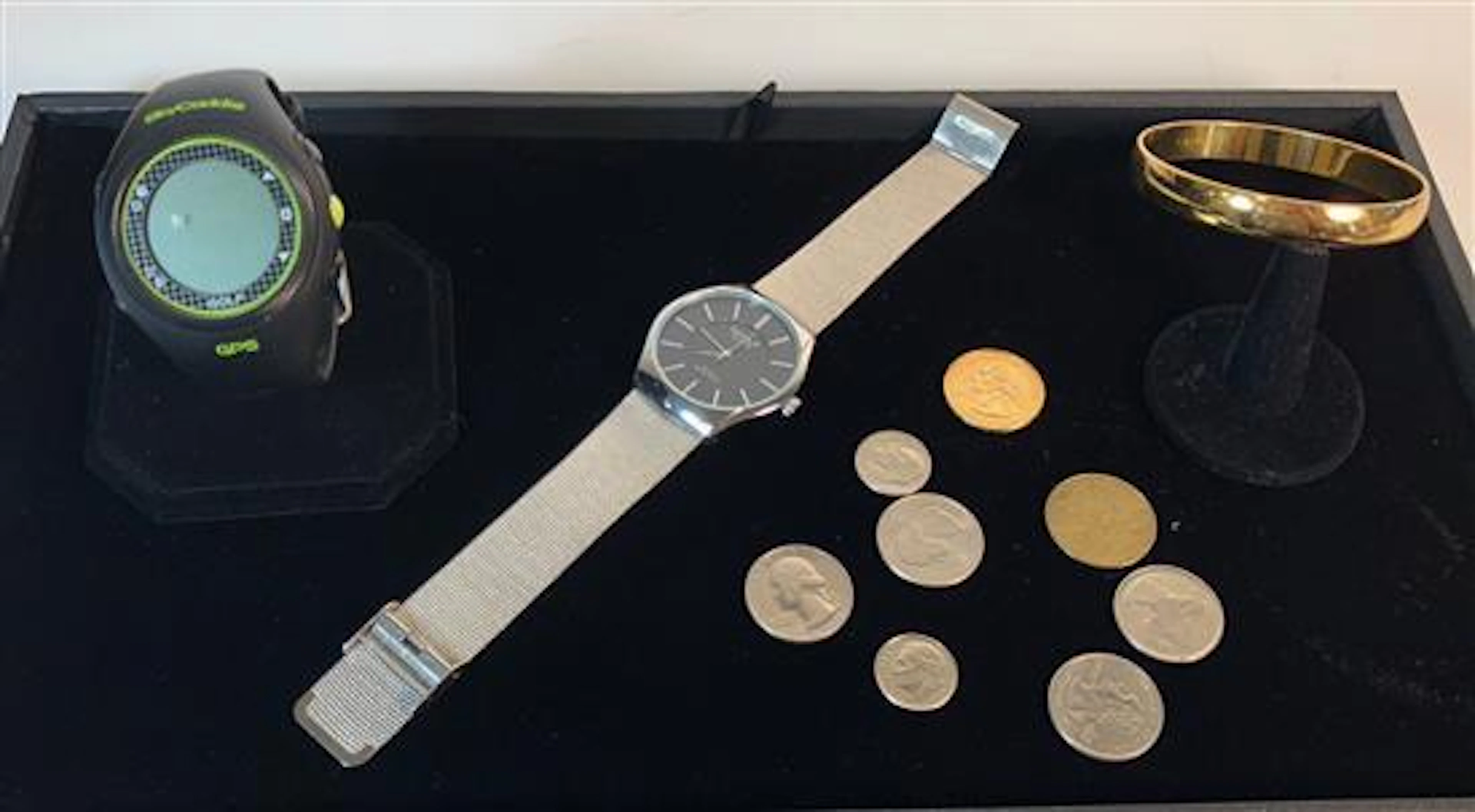 ASSORTED WATCHES AND ACCESSORIES INCLUDING: SKY CADDY GPS GOLFING ACCESSORY WITH RUBBER BAND, OMAX SILVER TONE WRISTWATCH WITH QUART...
