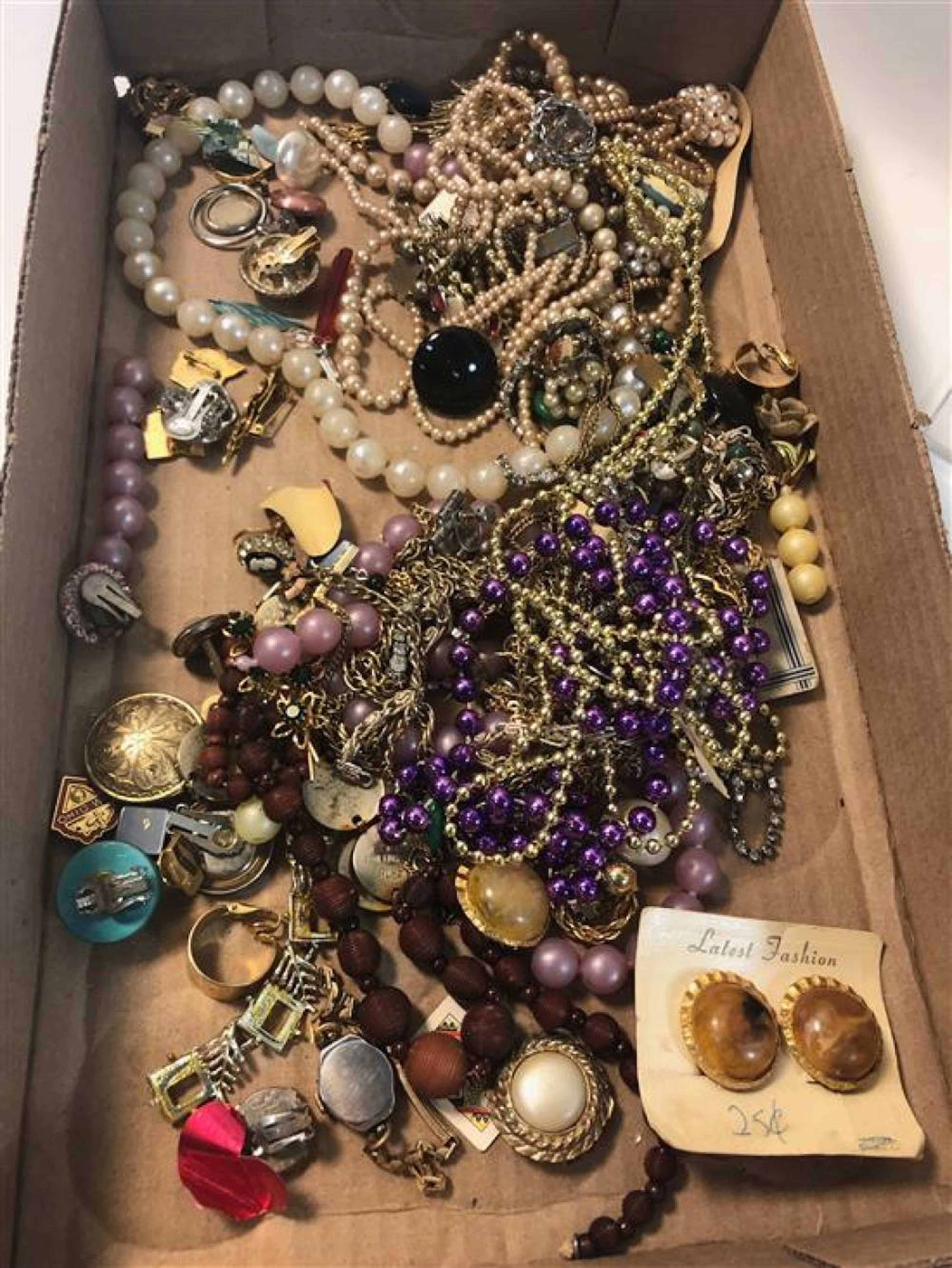 LOT OF ASSORTED FASHION AND COSTUME JEWELRY PIECES