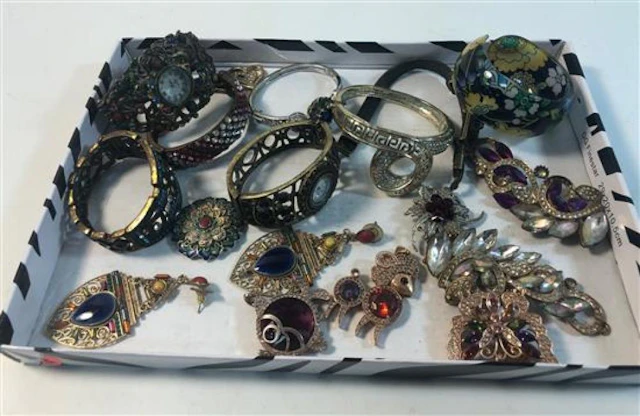 LOT OF ASSORTED FASHION JEWELRY AND ACCESSORIES