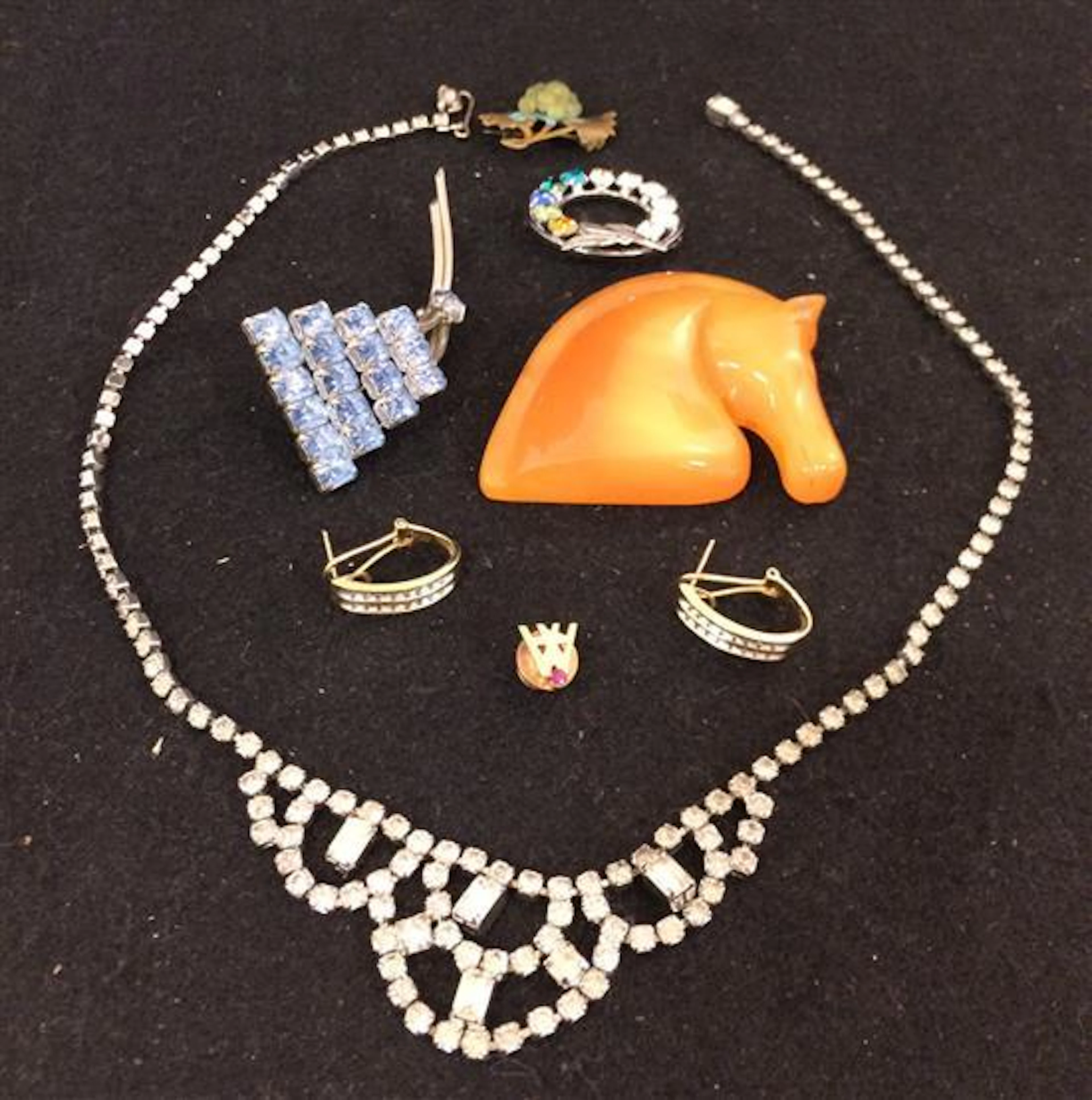 BOX LOT COSTUME JEWELRY PINS INCLUDING: 2.25" ORANGE TONE TRANSLUCENT PIN, RHINESTONE STATEMENT NECKLACE WITH S-HOOK CLASP, 2.375" O...