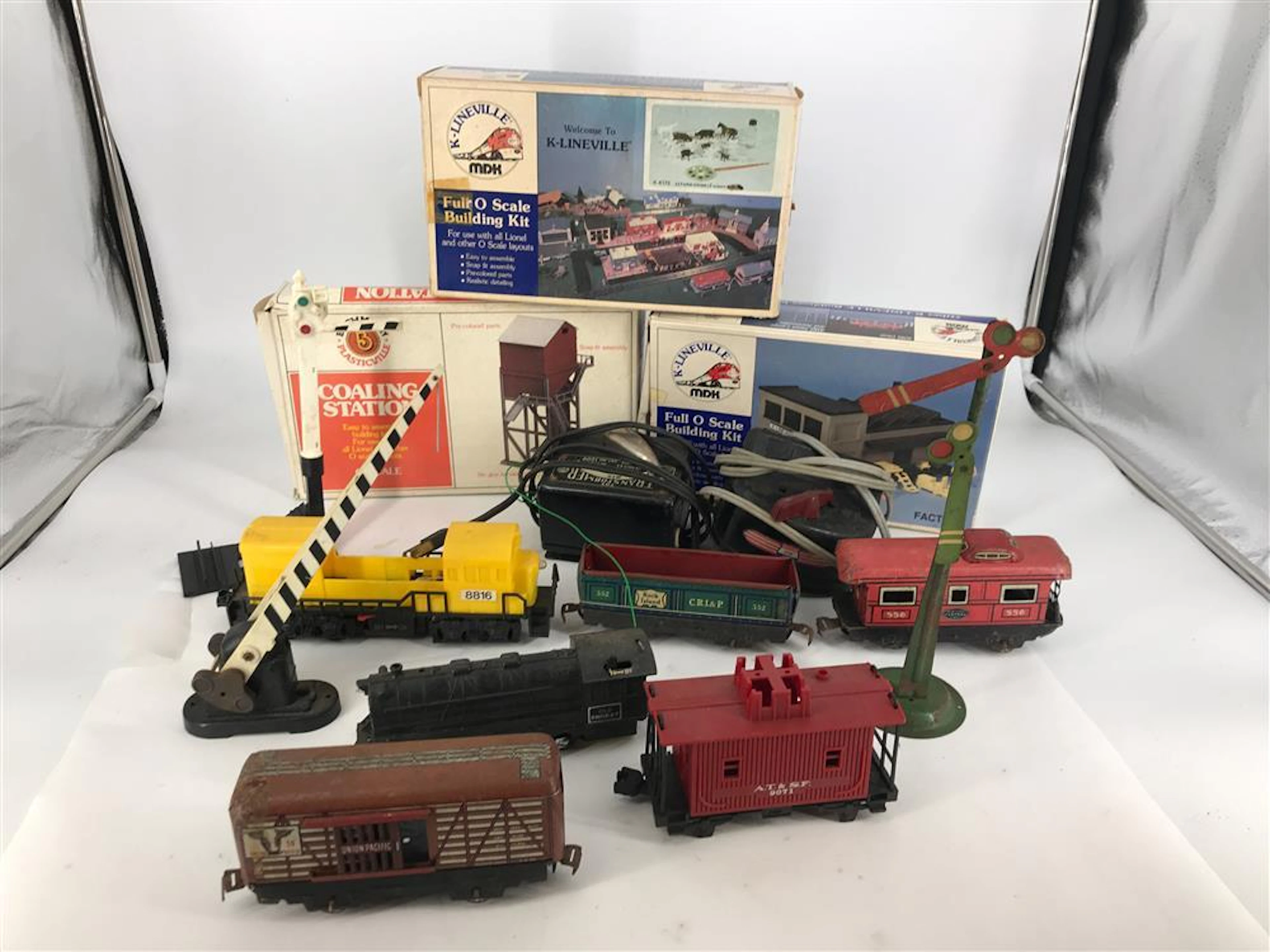 BOX LOT INCLUDING MARX CARS AND O GAUGE BUILDING KITS