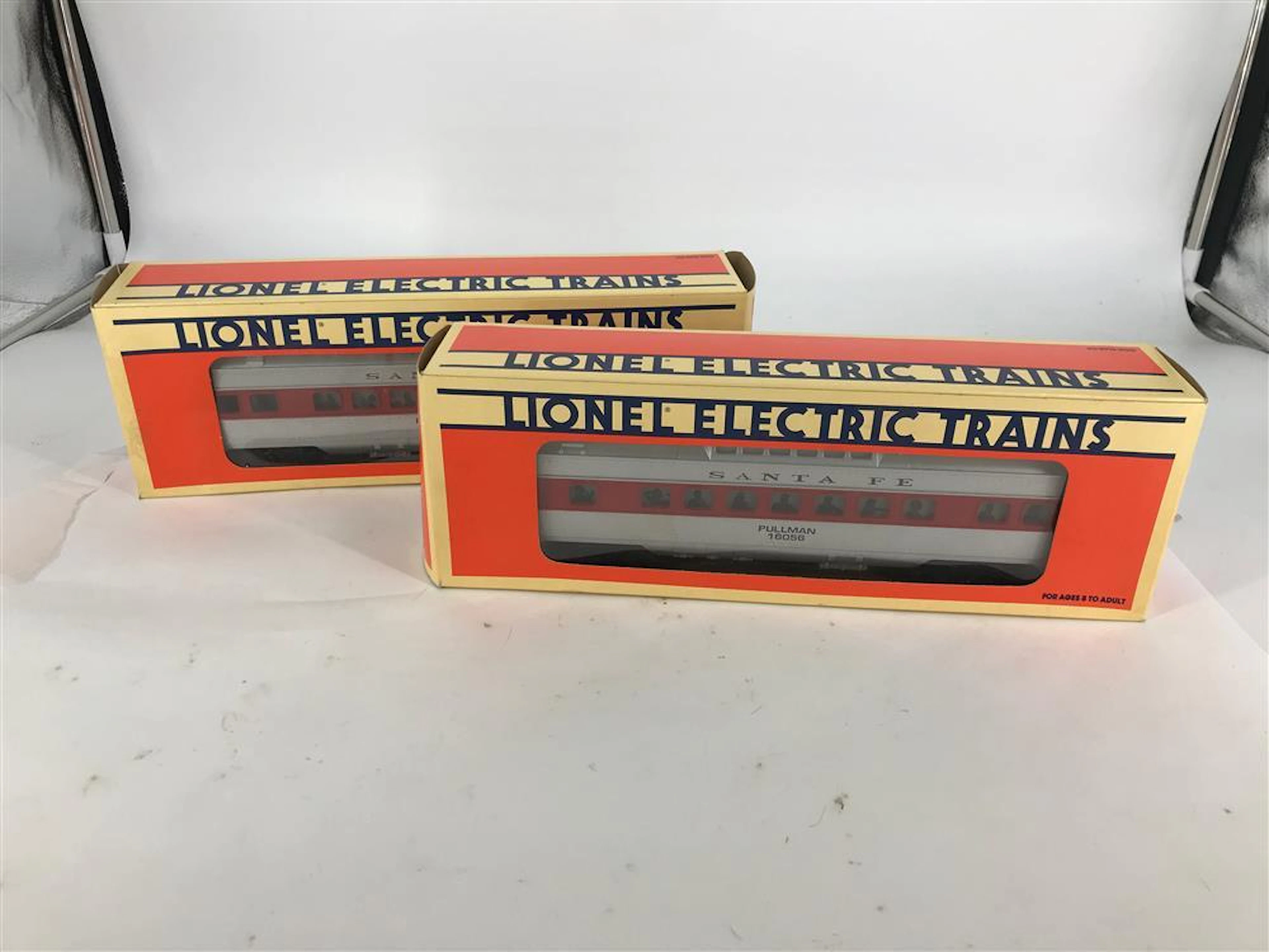 LIONEL O GAUGE MODERN ERA 2 PASSENGER CARS SANTA FE 16056 AND 16057
