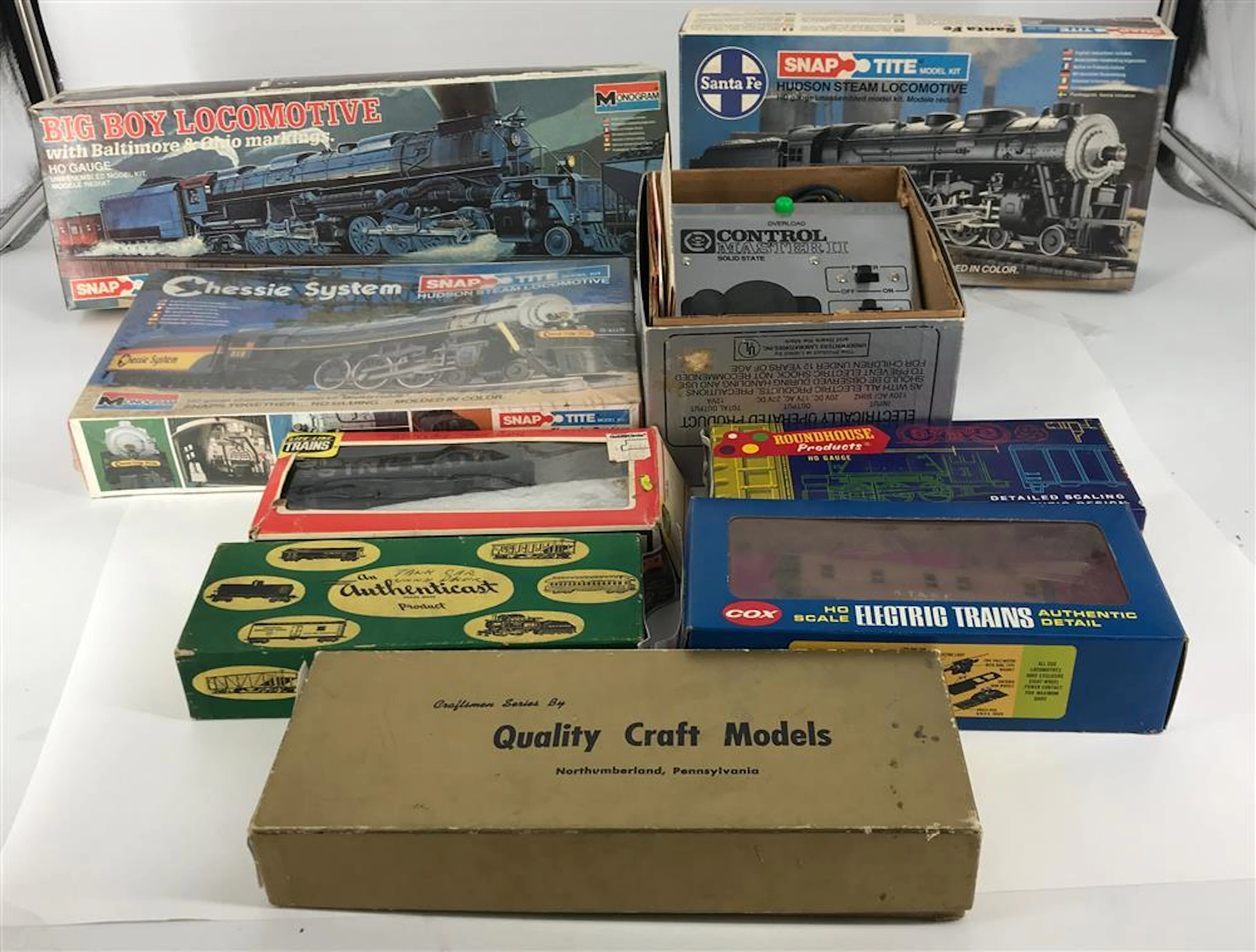 BOX LOT HO MRC CONTROL MASTER 2 TRANSFORMER, 5 FREIGHT CAR KITS, 3 PLASTIC ENGINE KITS