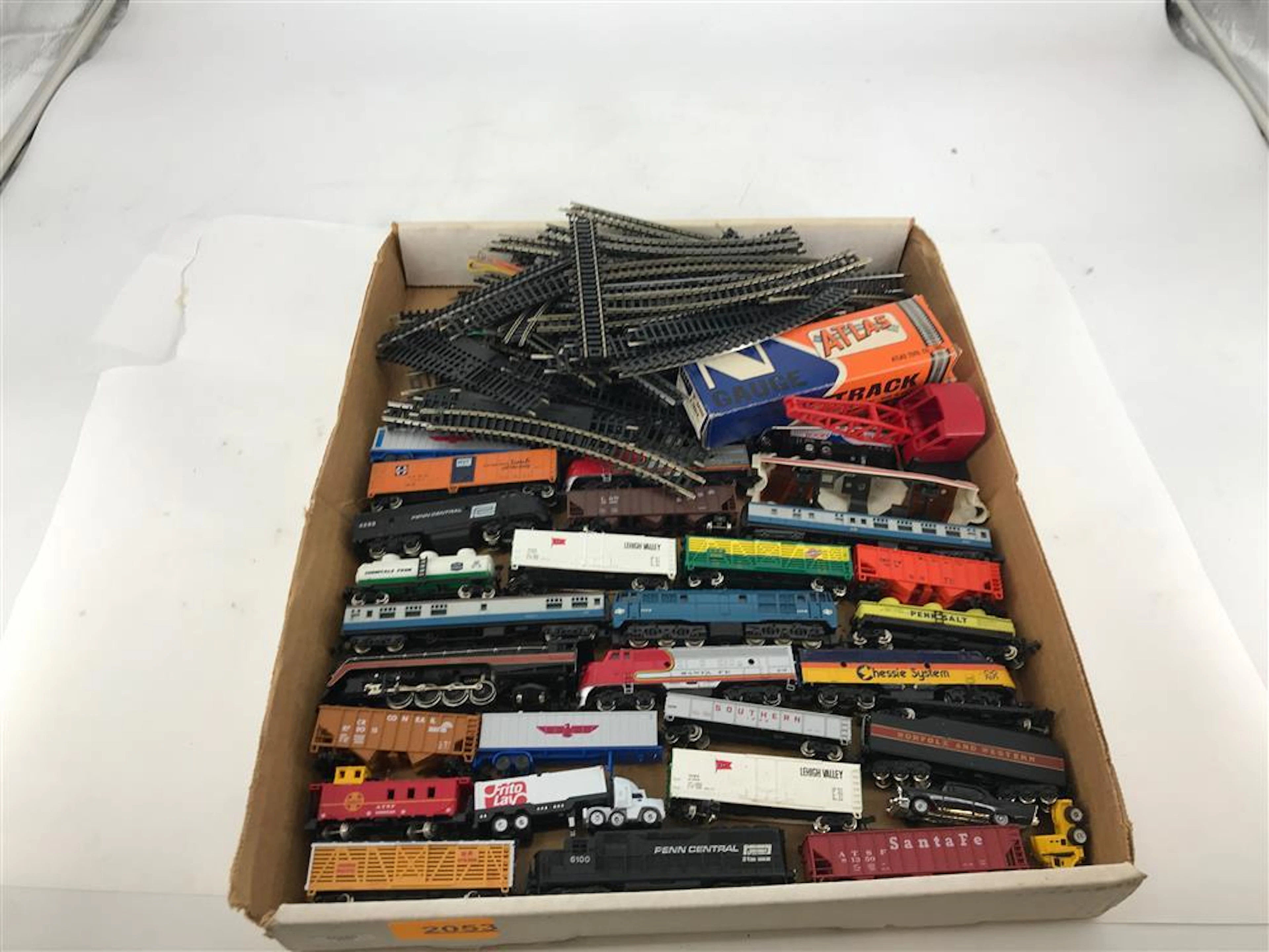 LOT OF N GAUGE CARS, ENGINES, AND TRACK