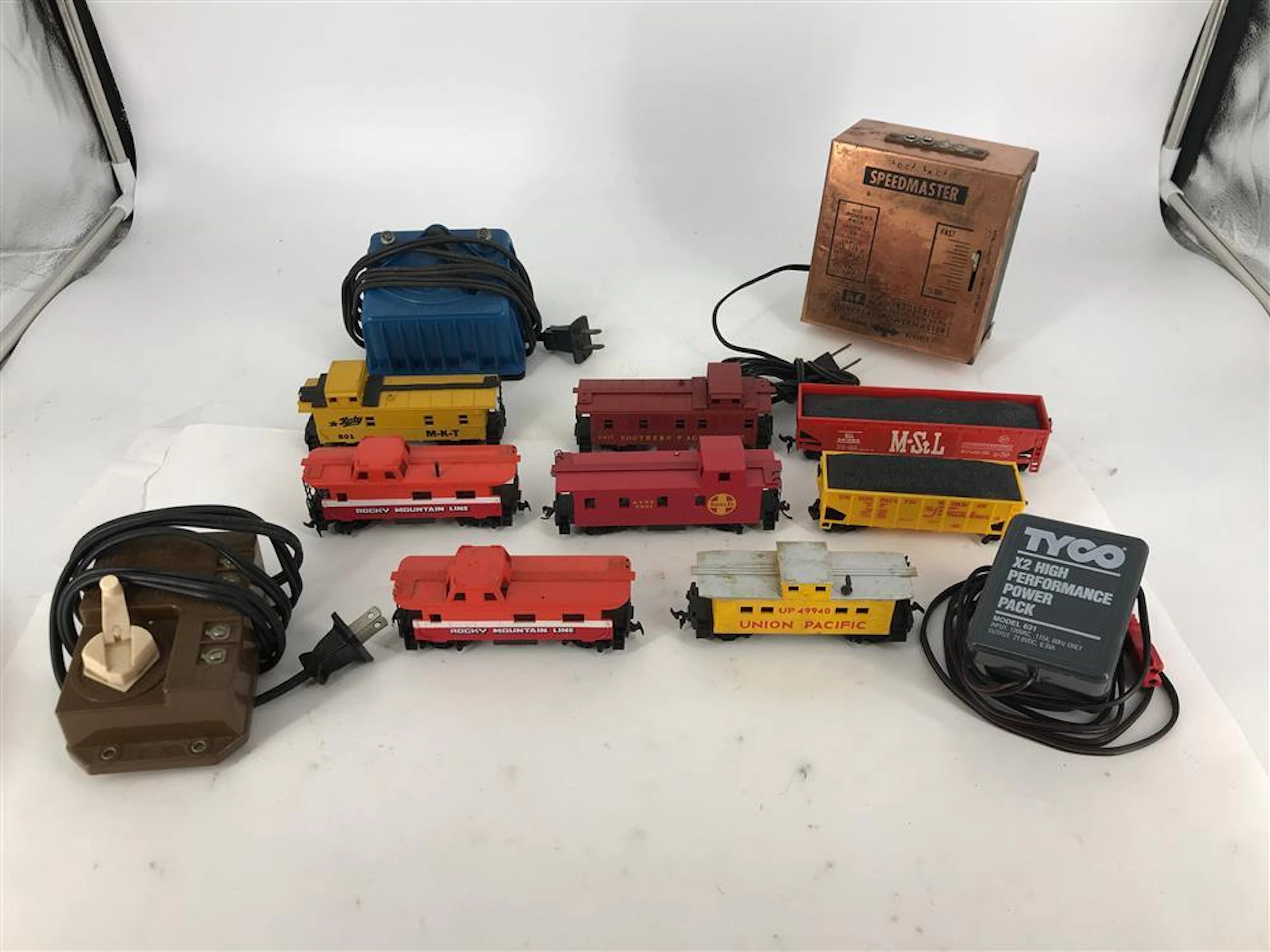 LOT OF HO GAUGE CARS AND TRANSFORMERS