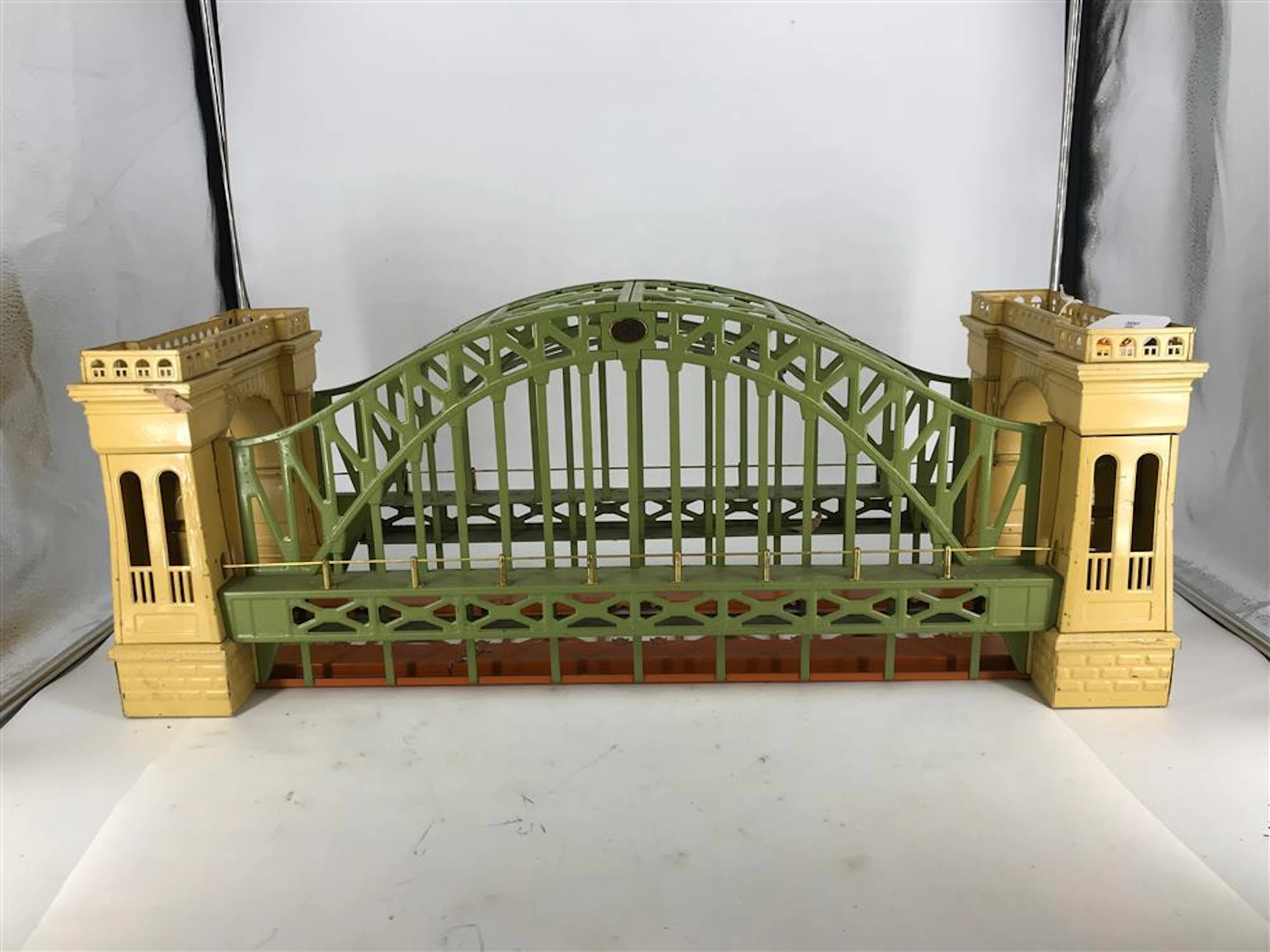 LIONEL PRE-WAR STANDARD GAUGE HELLGATE BRIDGE (II TERRA COTTA BASE W OBOX)