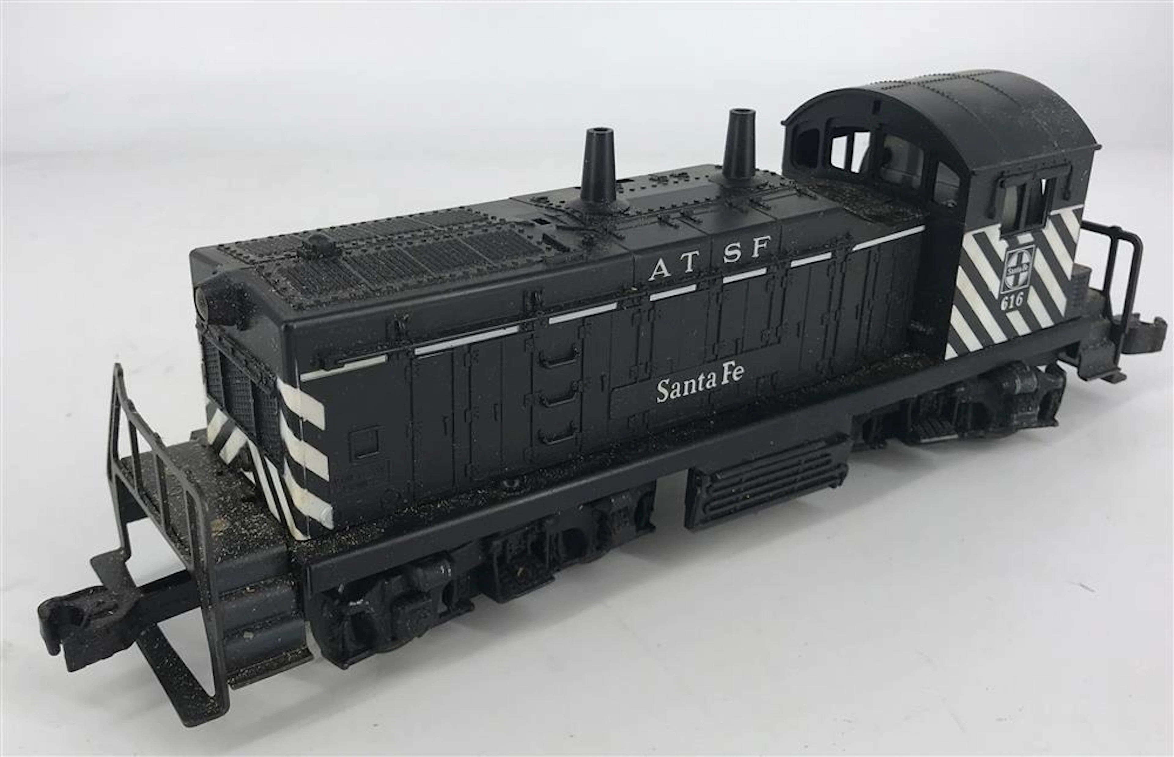 LIONEL POSTWAR O GAUGE 616 SANTA FE NW2 SWITCHER PLUGGED E UNIT SLOT AND OPEN BELL / HORN SLOTS