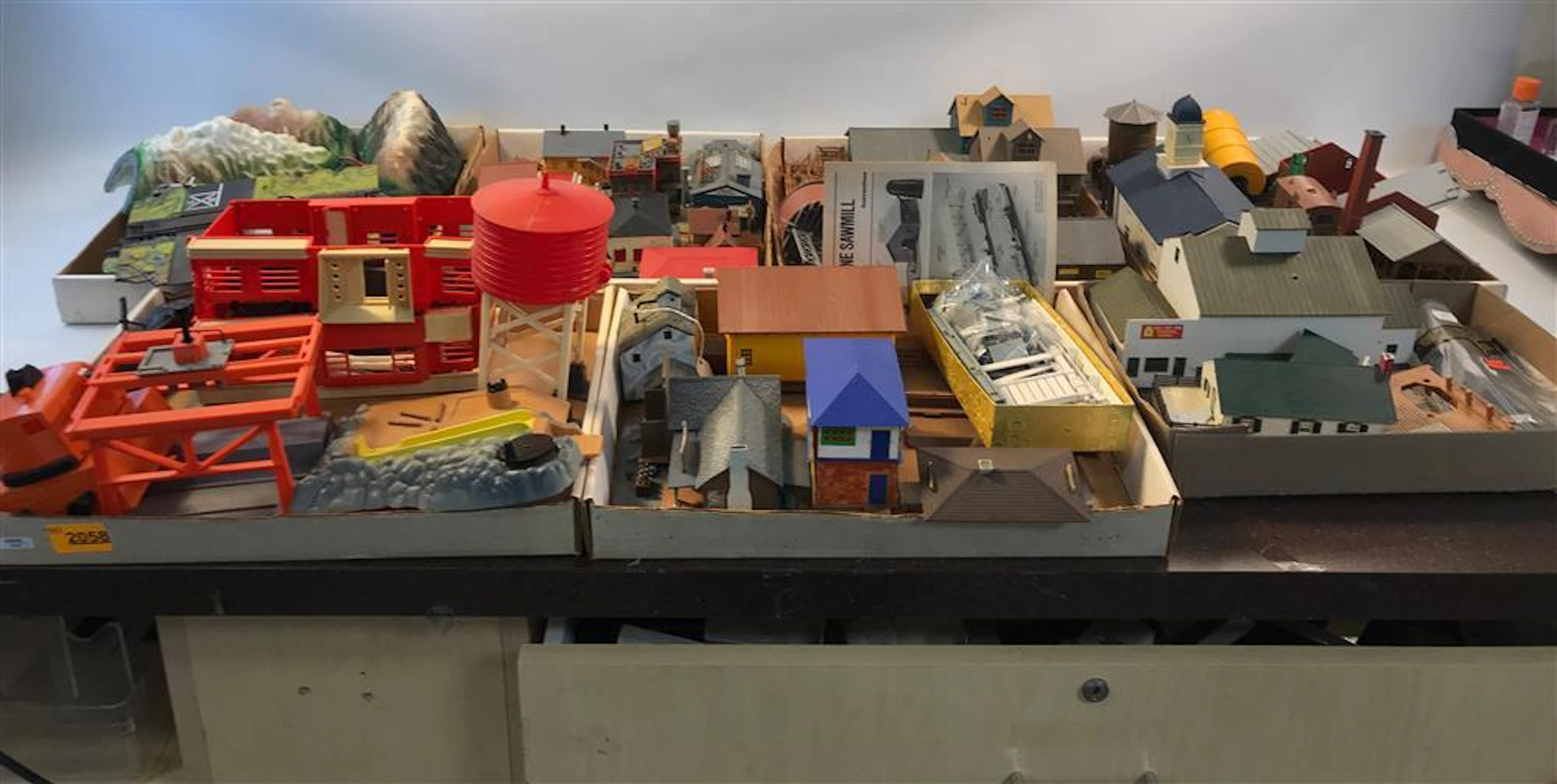 7 BOX LOTS OF HO GAUGE BUILDINGS AND ACCESSORIES