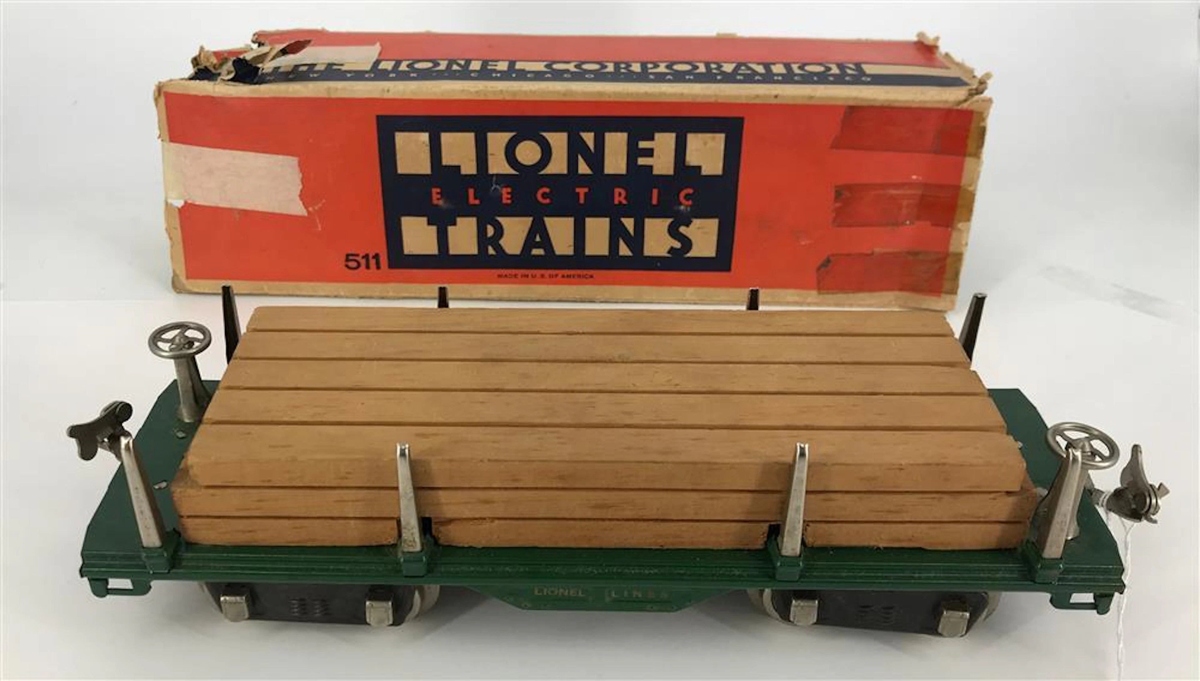LIONEL PRE-WAR STANDARD GAUGE #511 FLAT CAR, DARK GREEN WITH OBOX AND LUMBER LOAD