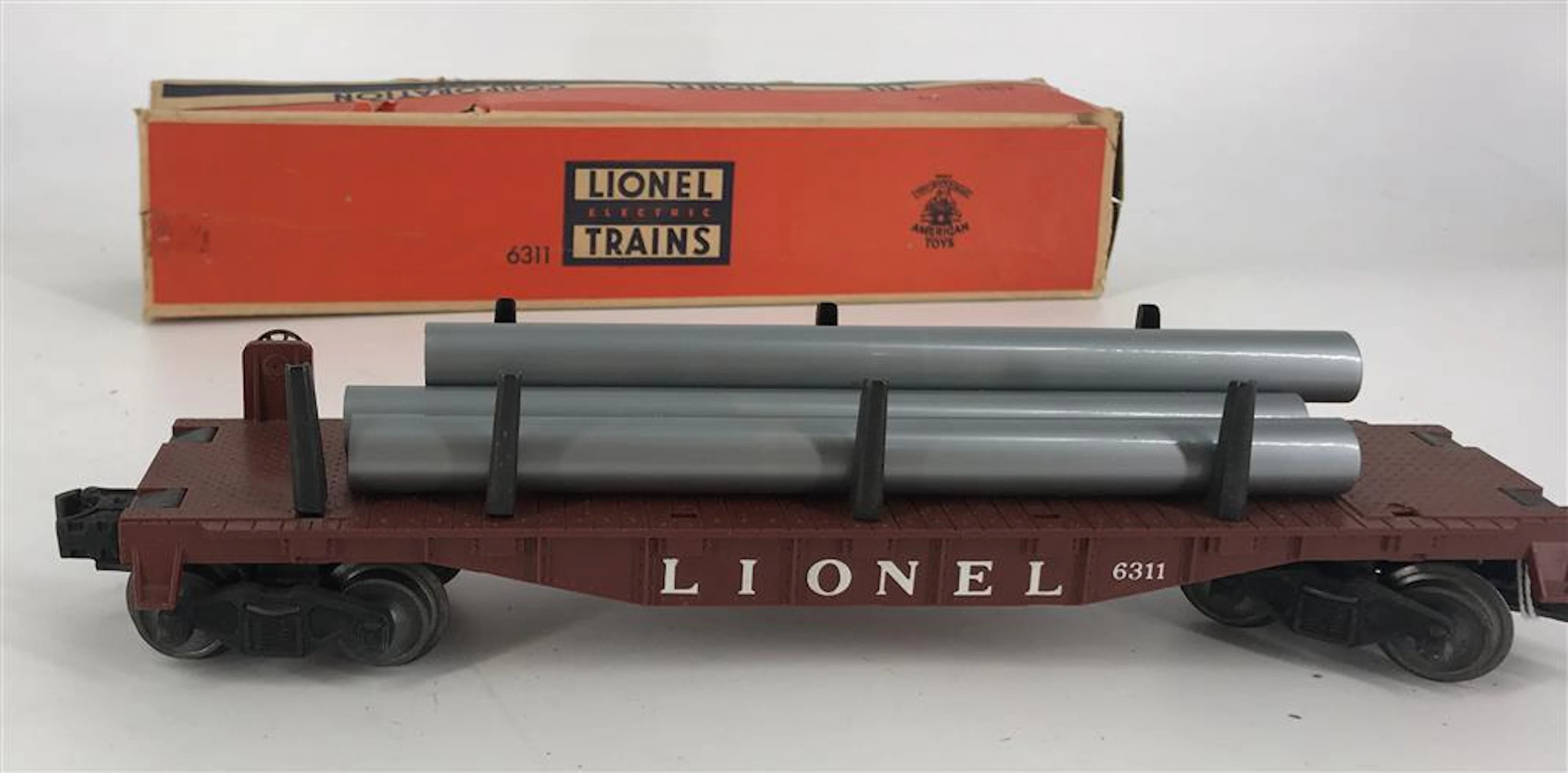 LIONEL POSTWAR O GAUGE 6311 PIPE CAR WITH ORIGINAL BOX AND THREE PLASTIC PIPES