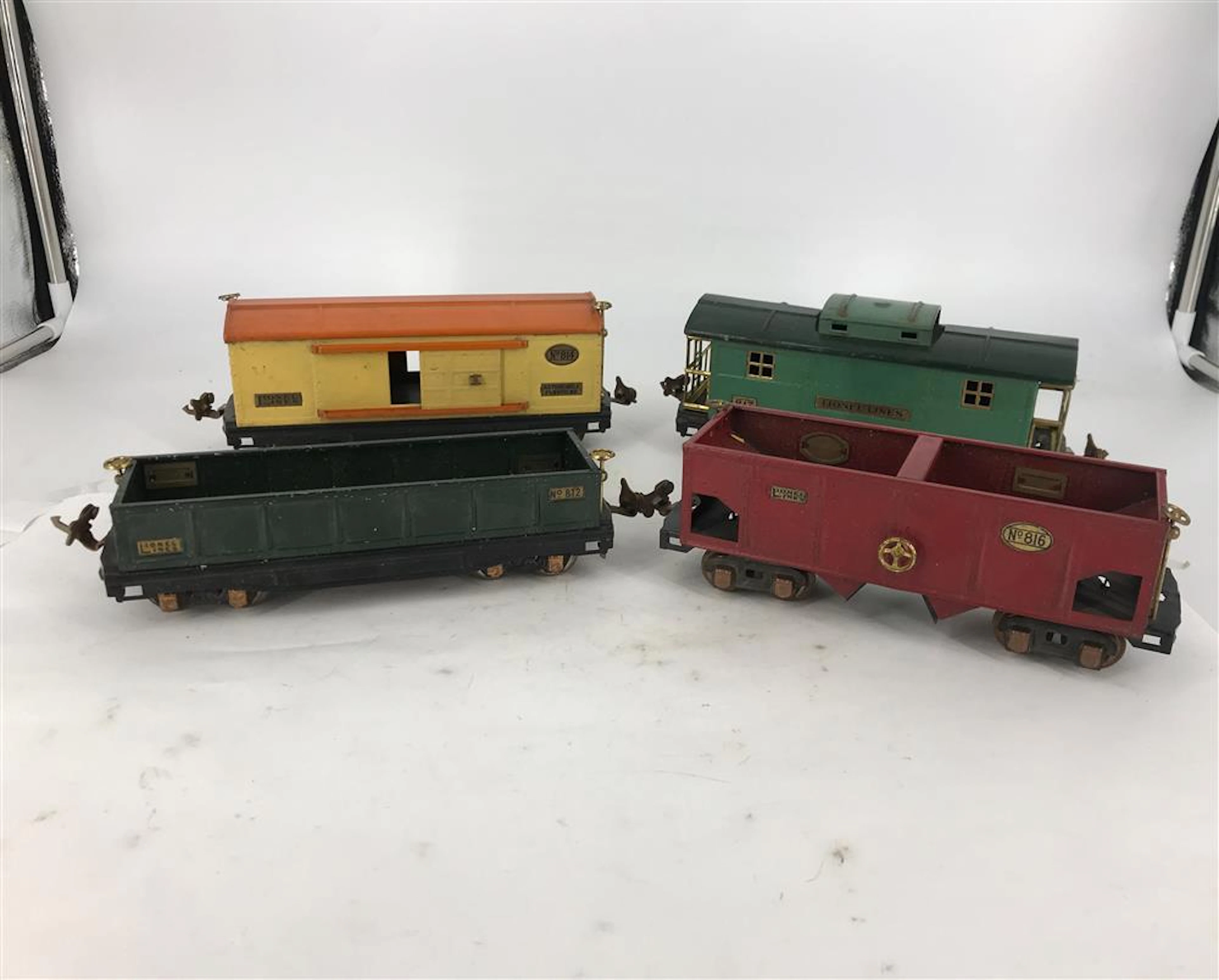 LIONEL PREWAR O GAUGE 4 CARS IN ORIGINAL BOX, #812 DARK GREEN GONDOLA, #816 RED HOPPER, #817 LIONEL LINES CABOOSE - PEACOCK SIDES, D...