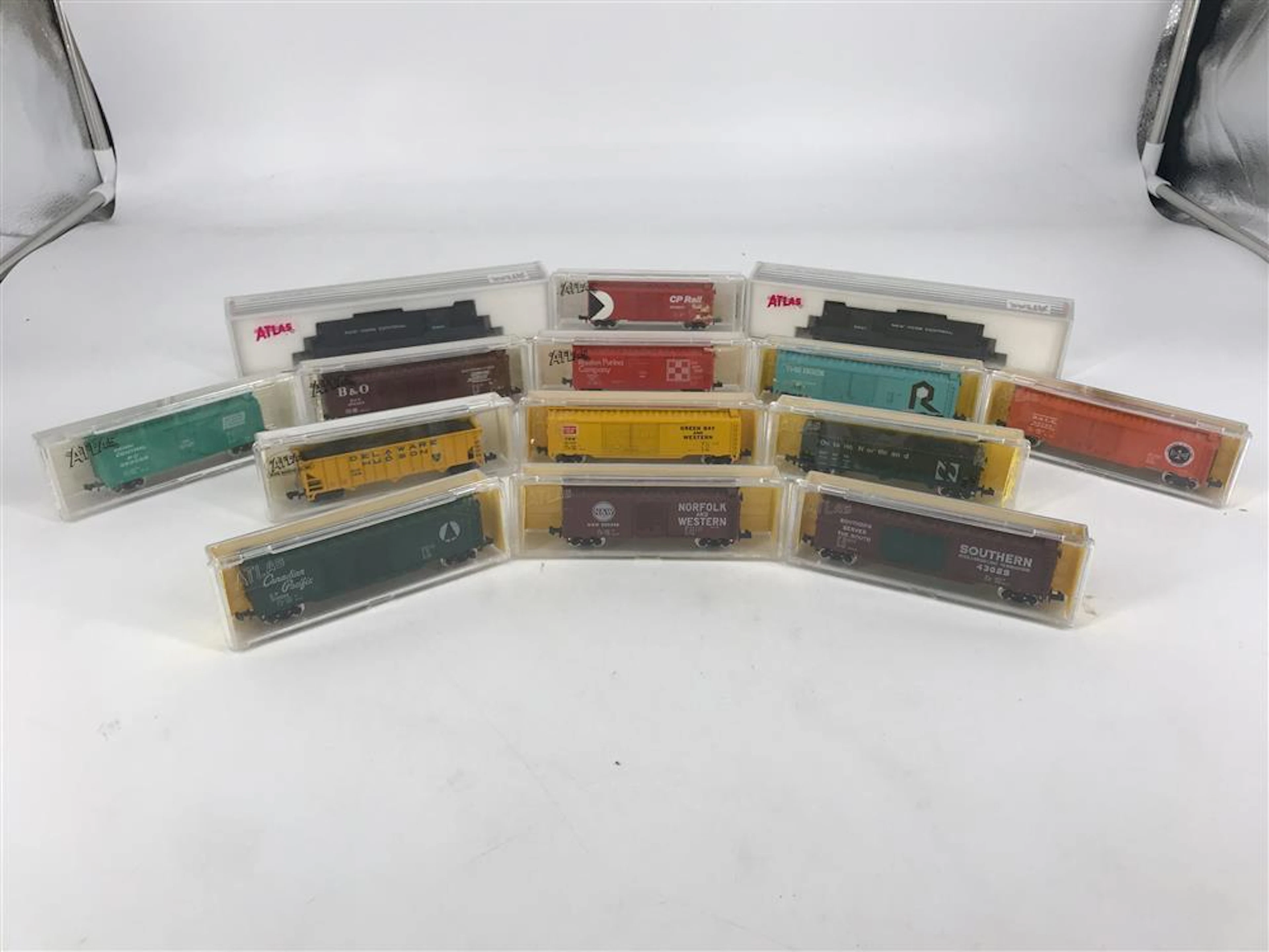 ATLAS N SCALE BOX LOT WITH 4307 NYC GP7 (2 OF THEM), AND 12 ATLAS FREIGHT CARS