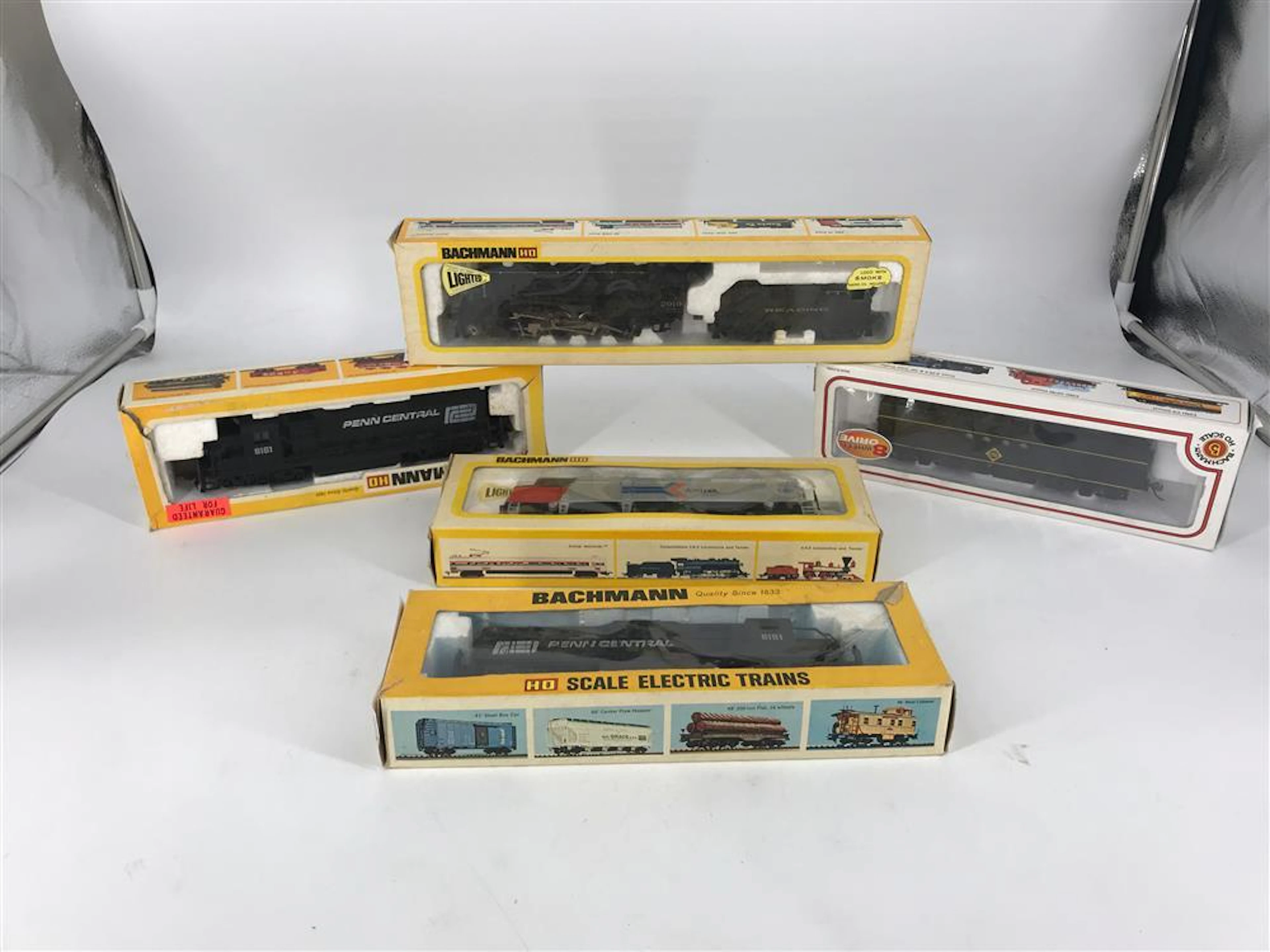 BOX LOT HO 4 BACHMANN DIESELS, 1 BACHMANN STEAM ENGINE,