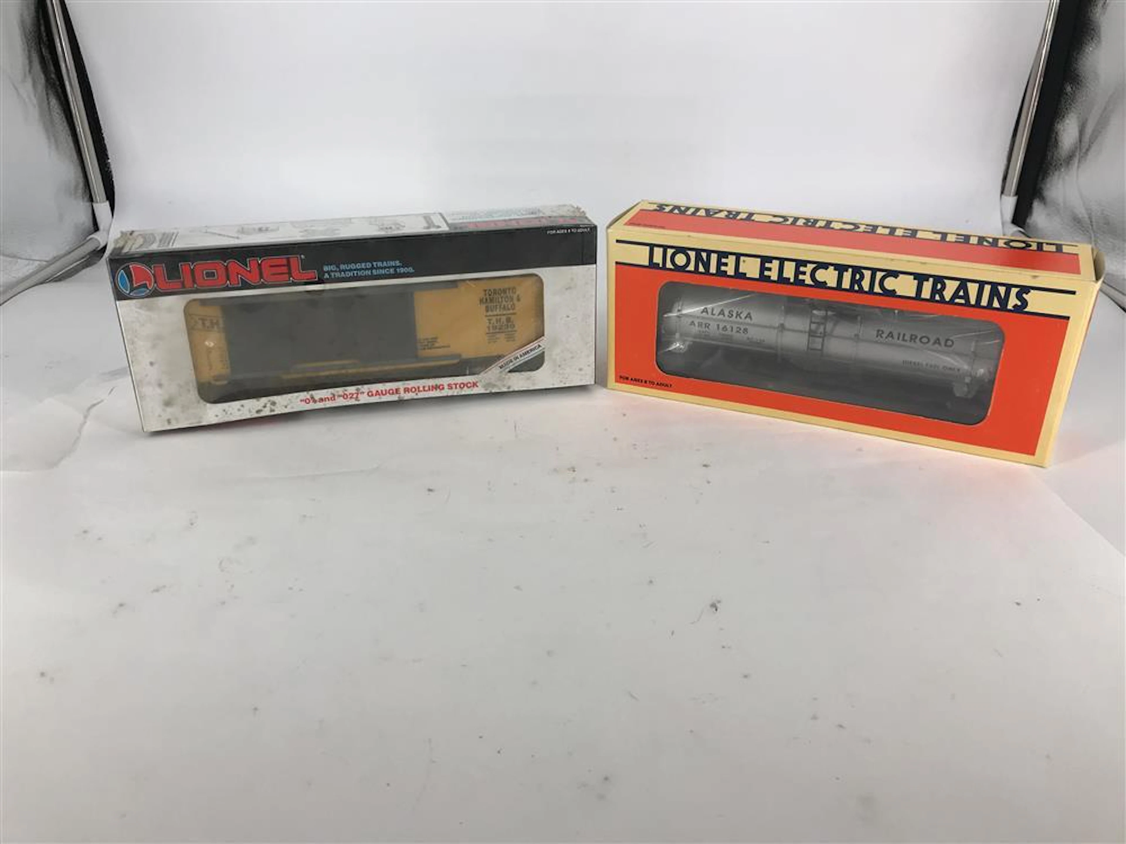LIONEL O GAUGE MODERN ERA 6-19239 BOX CAR AND 16128 ALASKA TANK CAR
