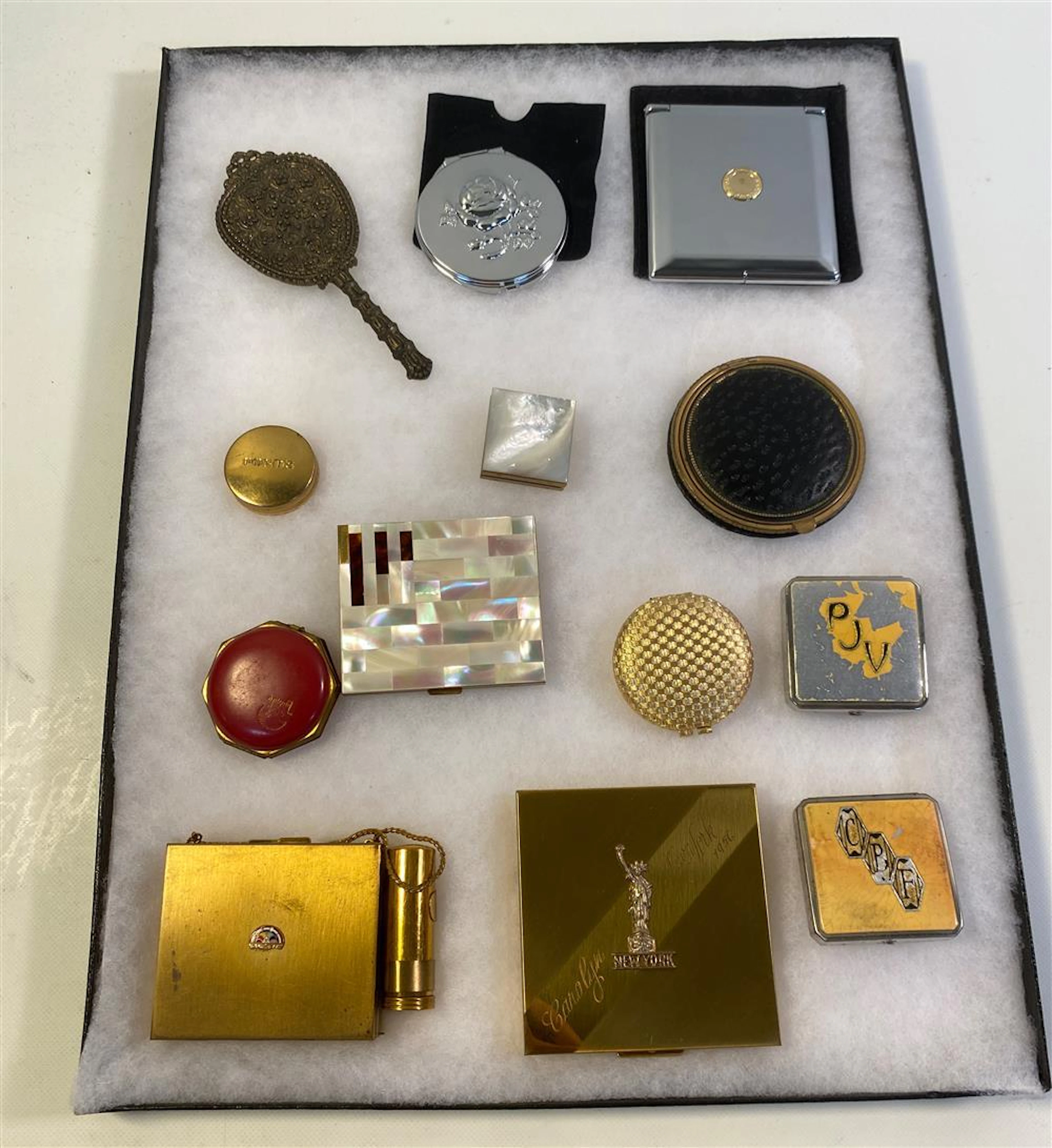 TRAY OF VINTAGE ACCESSORIES