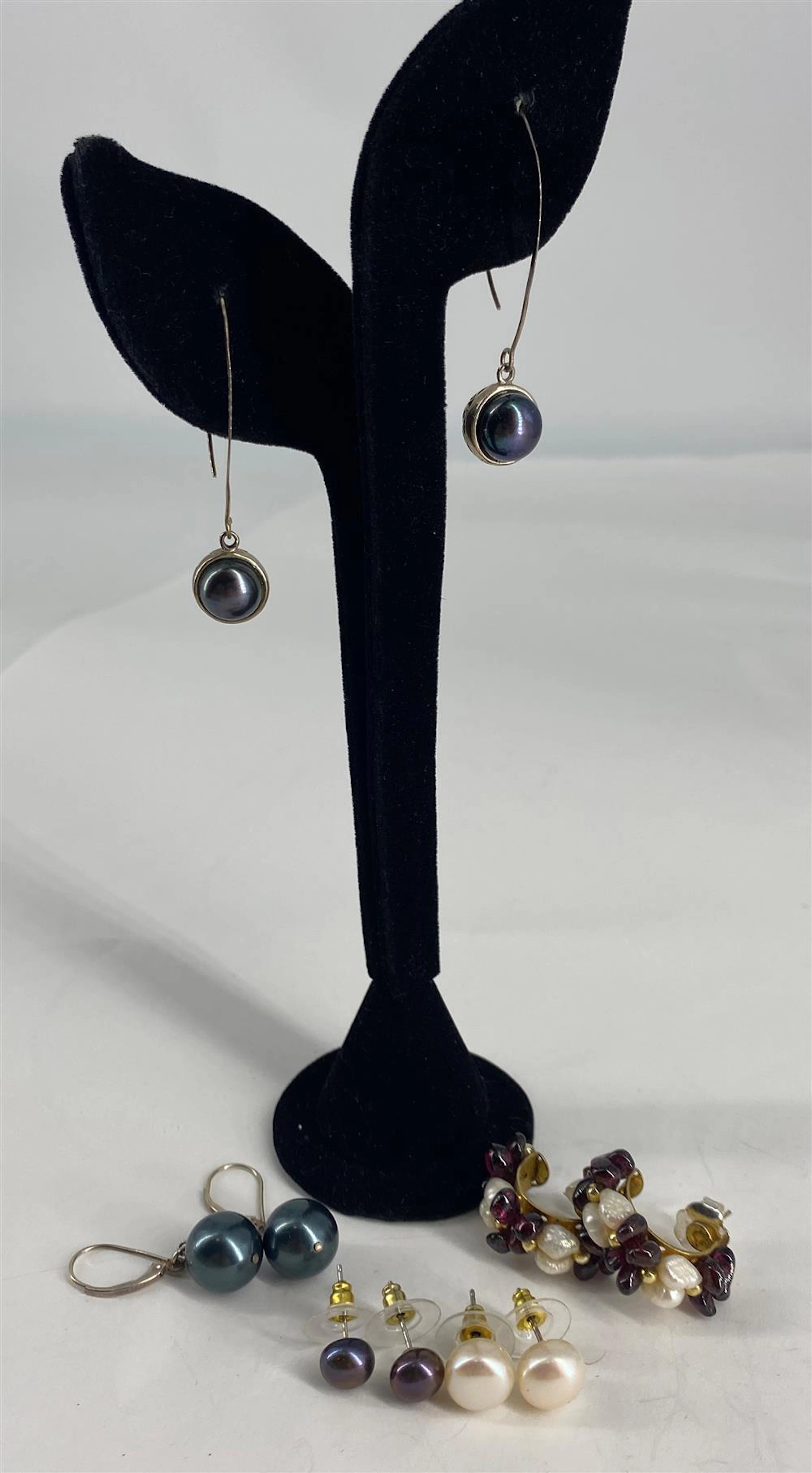 FIVE PAIR OF FASHION EARRINGS