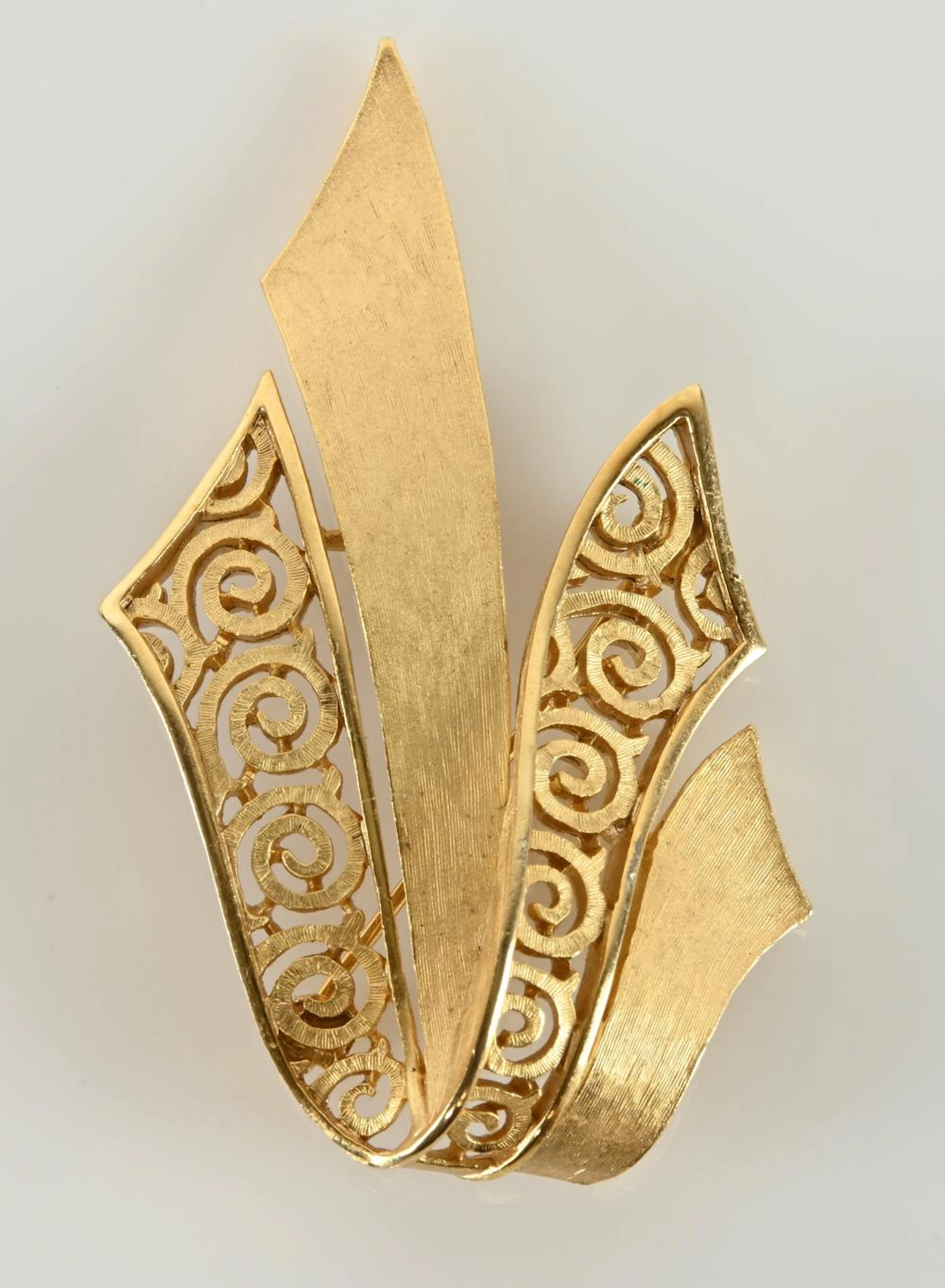 Vintage Trifari Designer Jewelry Large Ribbon Pi