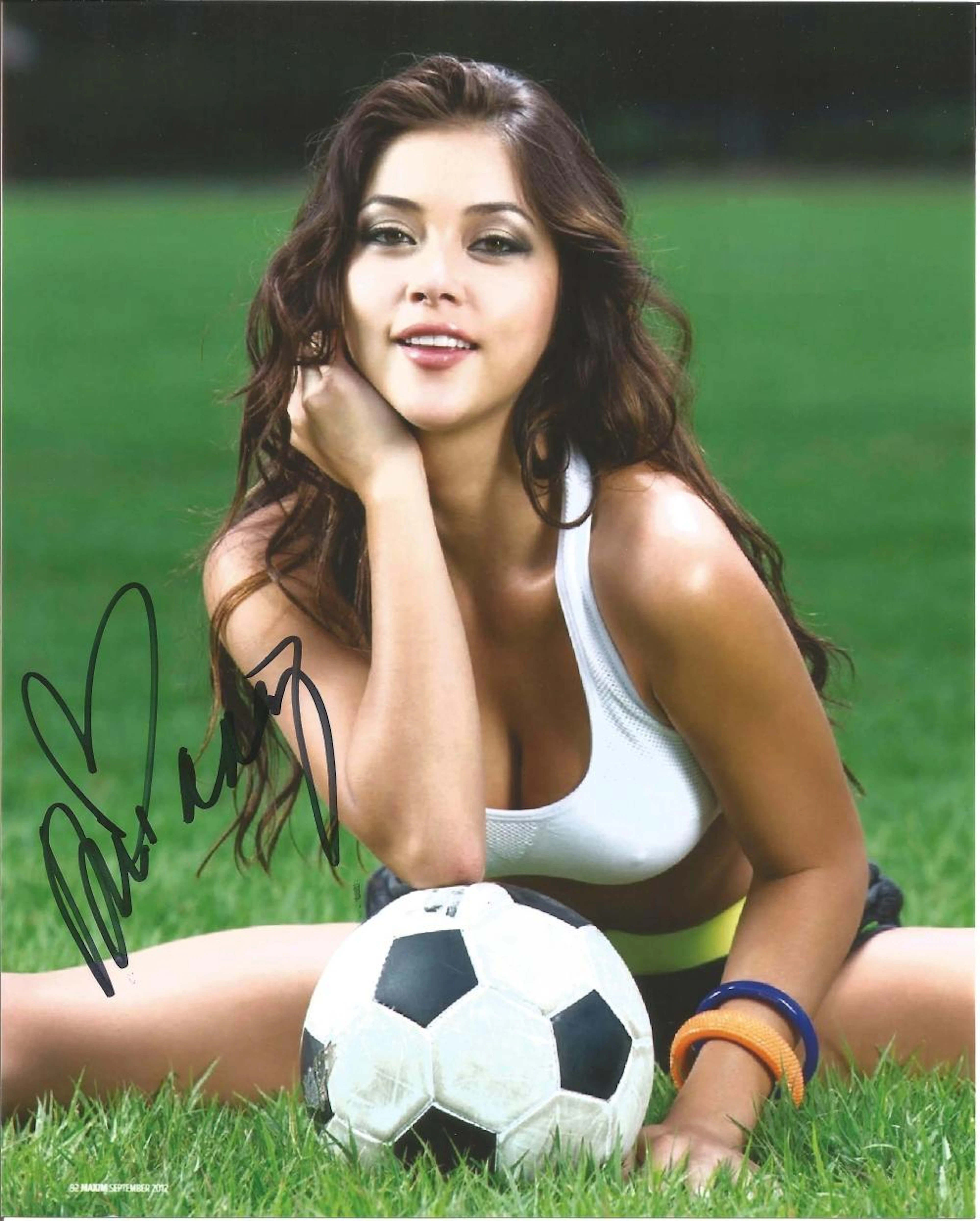 Arianny Celeste UFC hand signed 10""x8"" photo. This beautiful hand-signed photo depicts Arianny