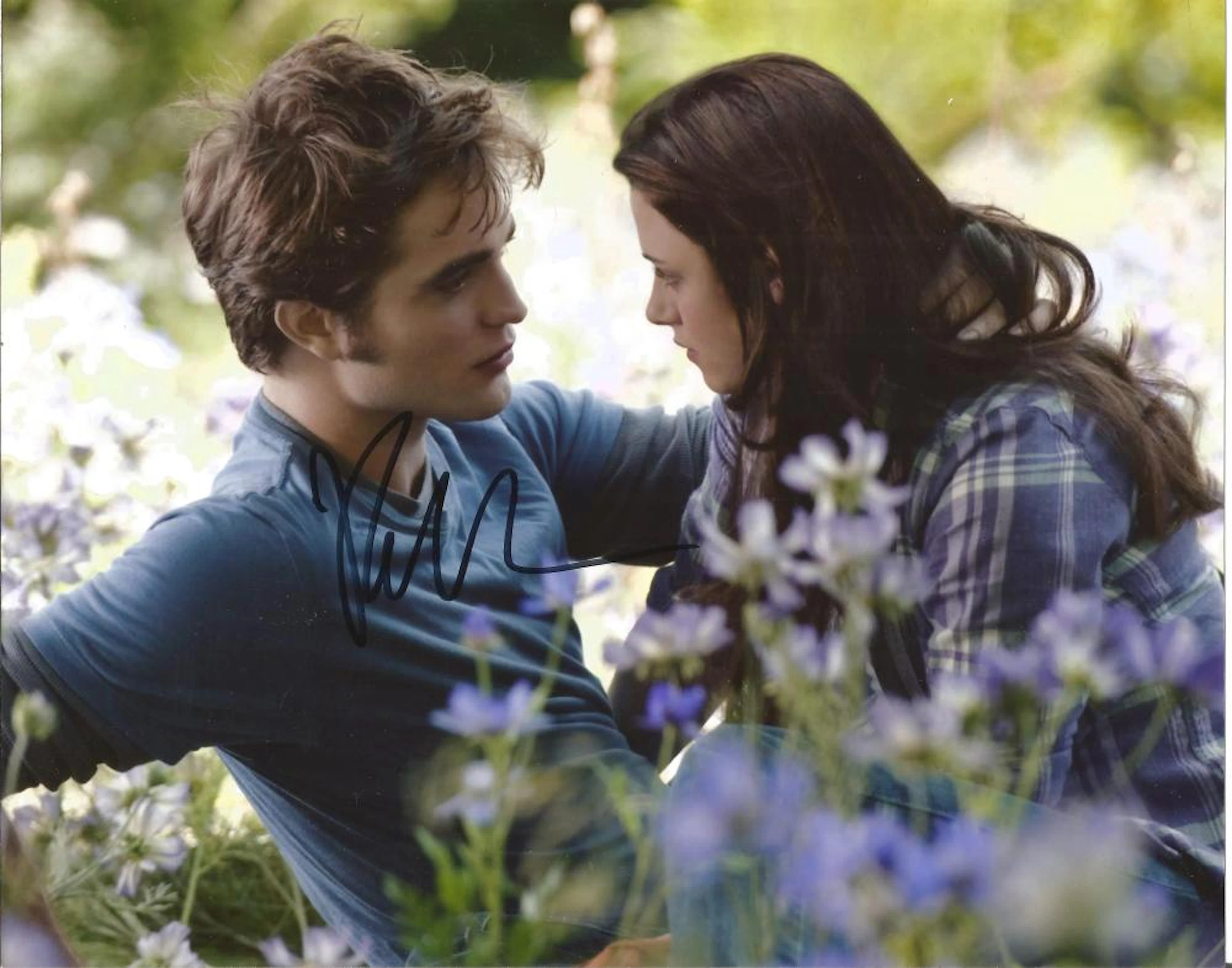 Twilight Robert Pattinson signed 10 x 8 inch colour photo. Good Condition. All autographed items are