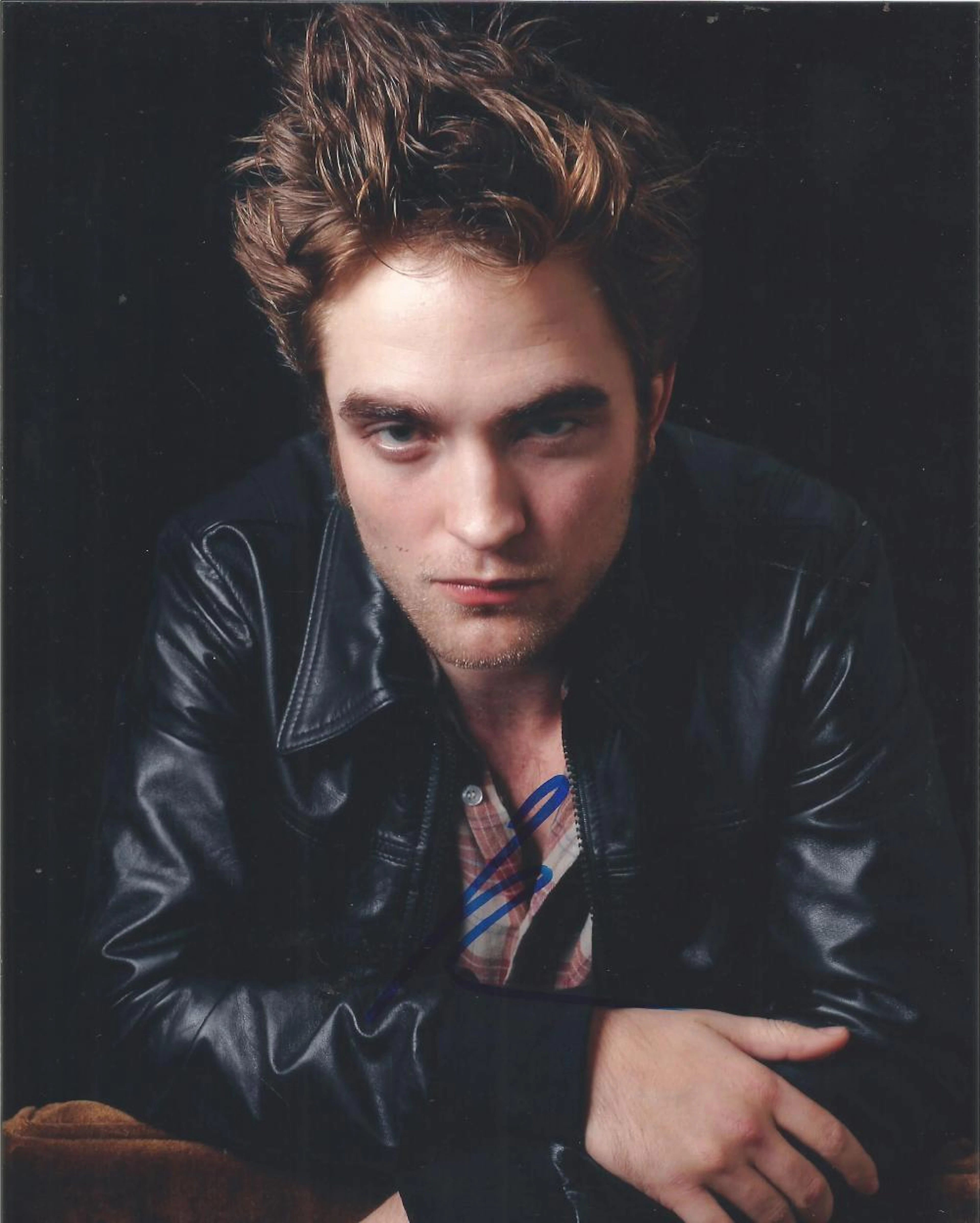 Robert Pattinson signed 10x8 colour photo. Robert Douglas Thomas Pattinson (born 13 May 1986) is