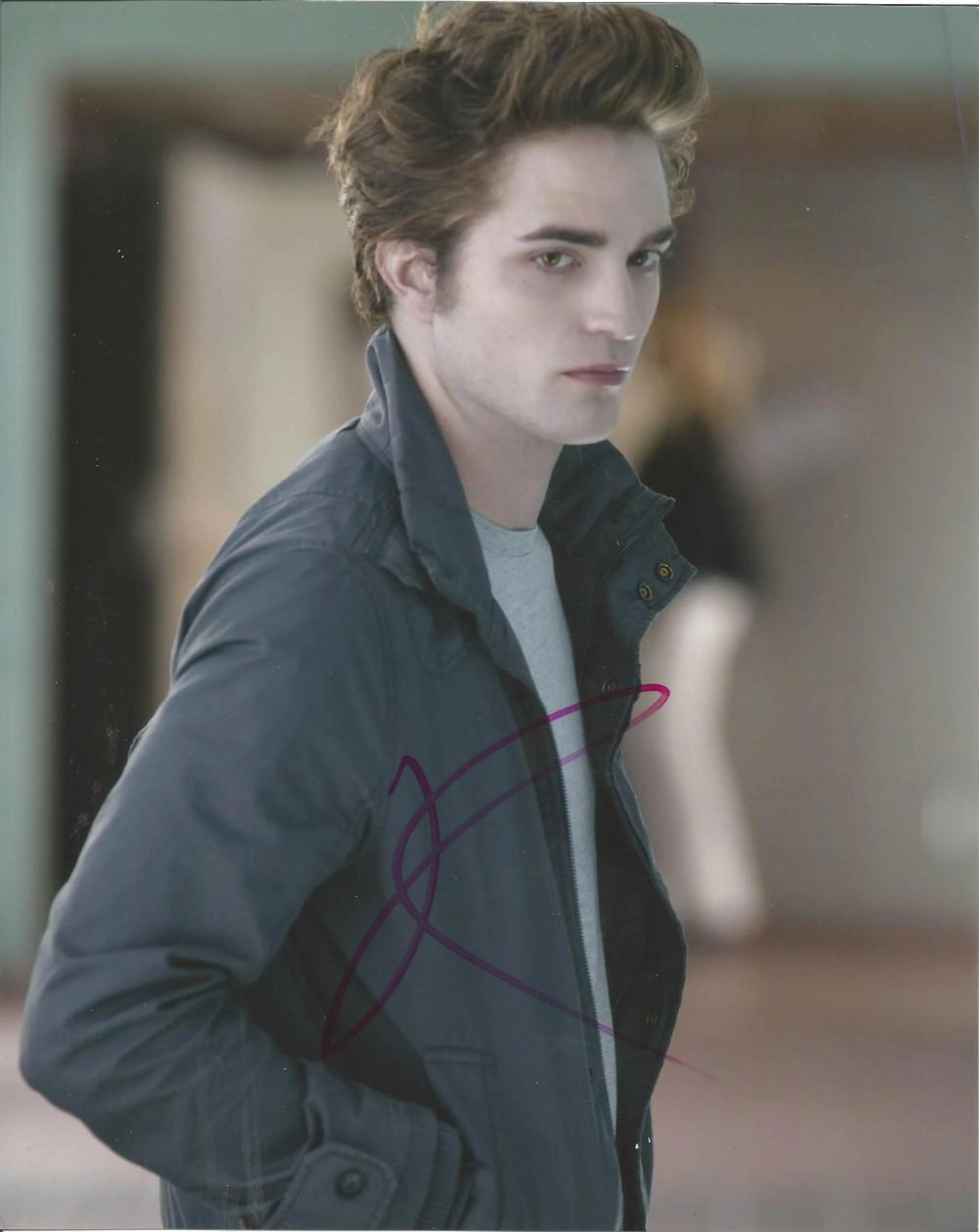 Robert Pattinson signed 10x8 colour photo. Robert Douglas Thomas Pattinson (born 13 May 1986) is