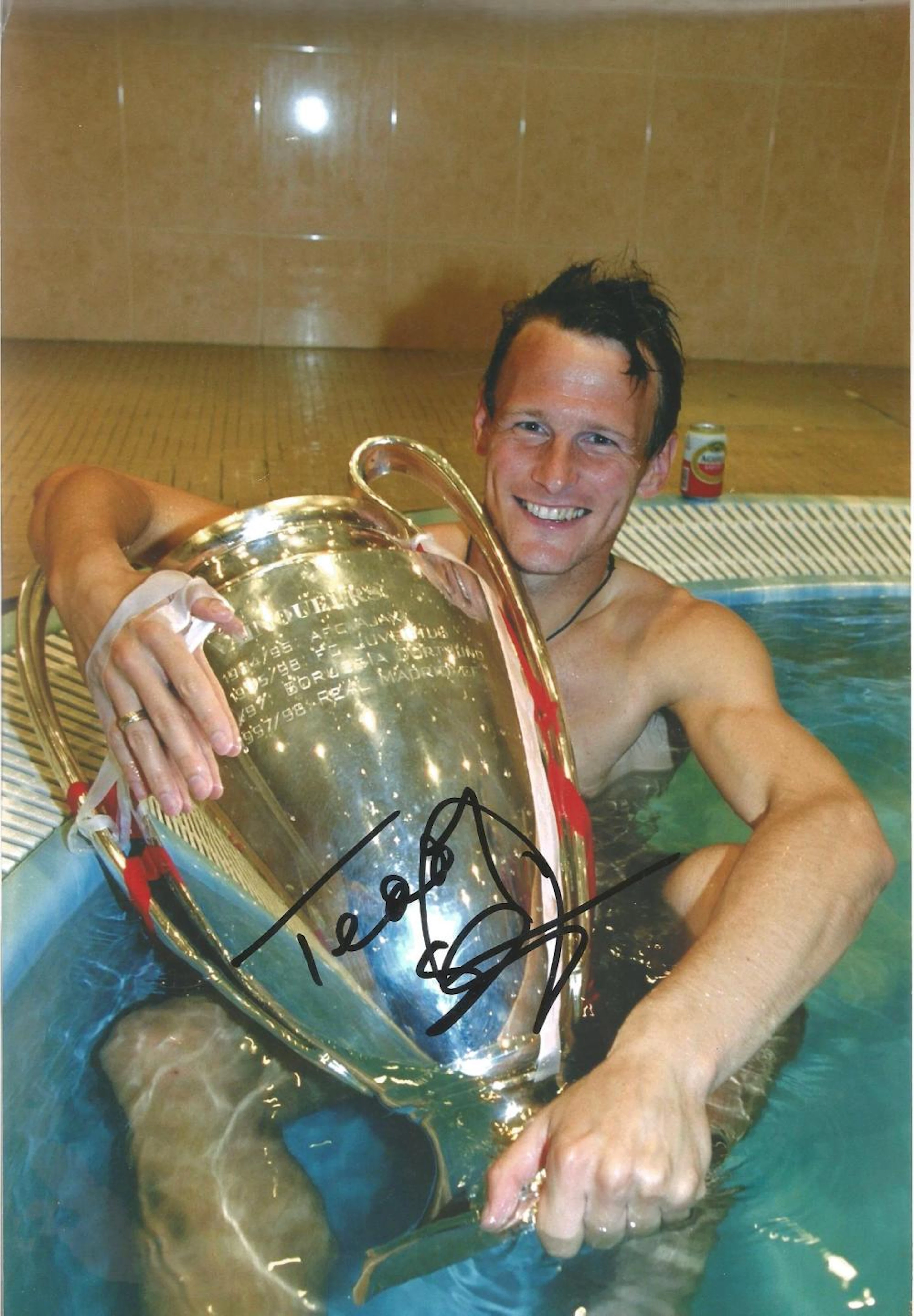 Teddy Sheringham 99 Man United Signed 12 x 8 inch football photo. Good Condition. All autographed