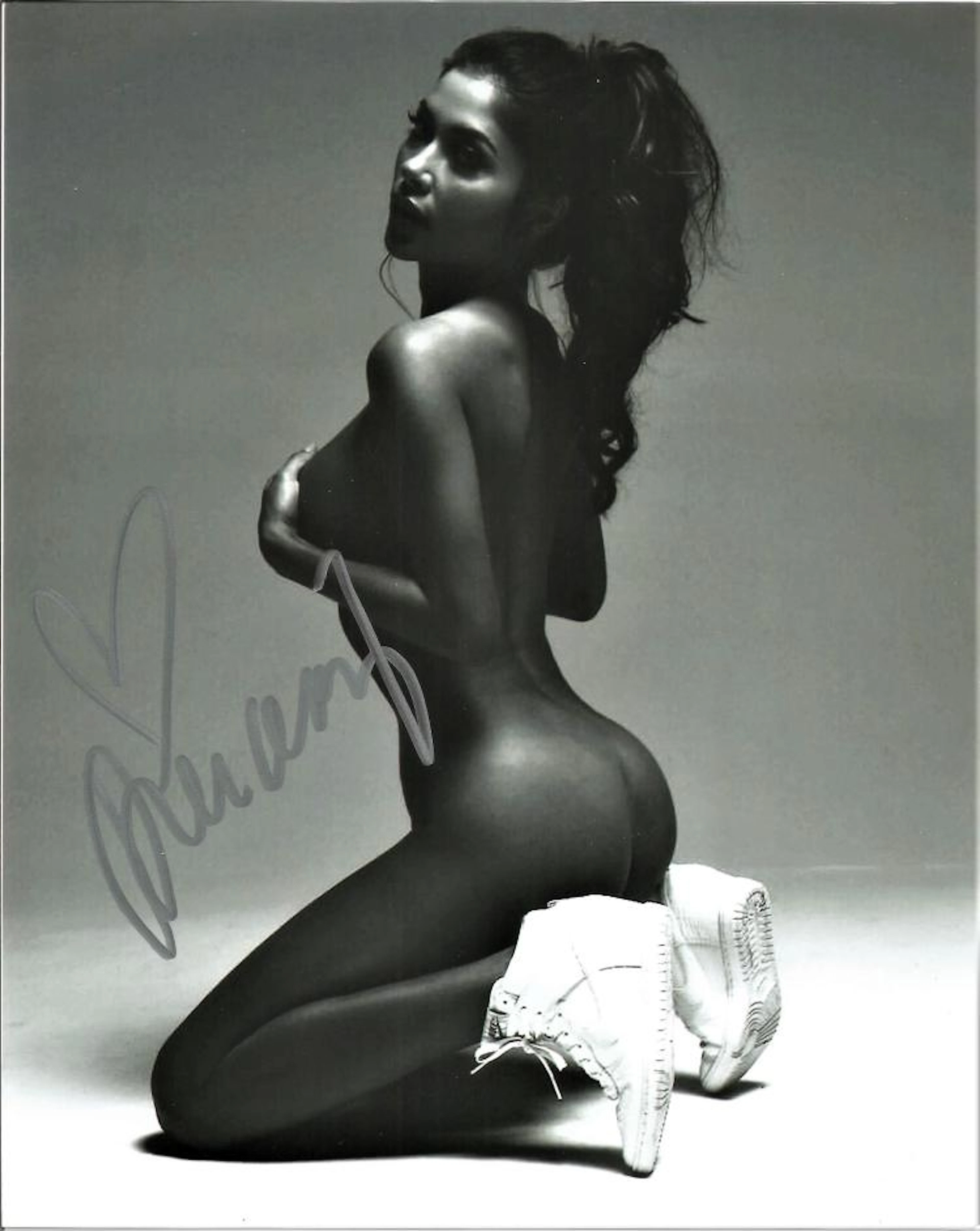 Arianny Celeste UFC hand signed 10 x 8 inch photo. This beautiful hand-signed photo depicts