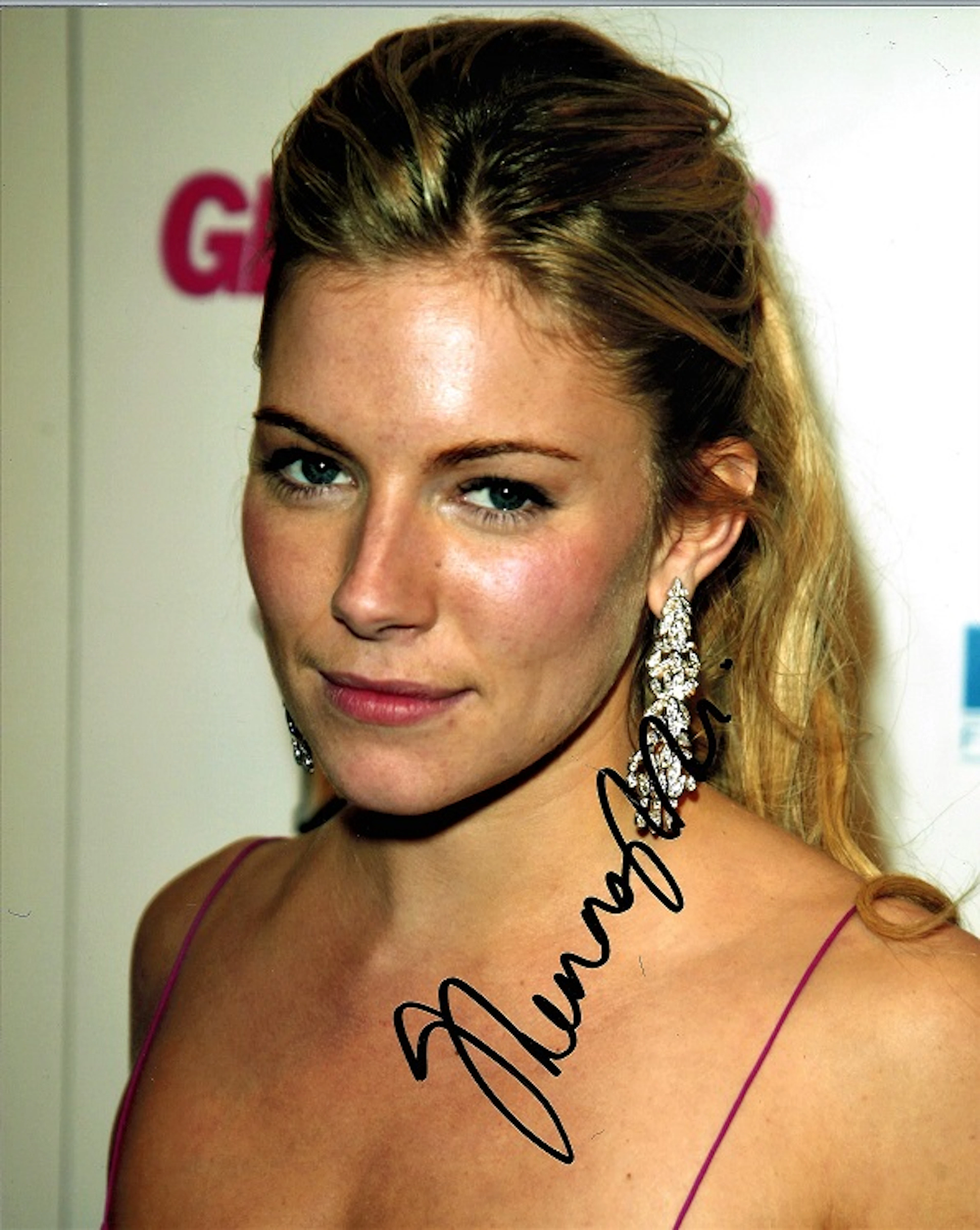 Sienna Miller signed 10x8 colour photo. English American actress, model, and fashion designer.
